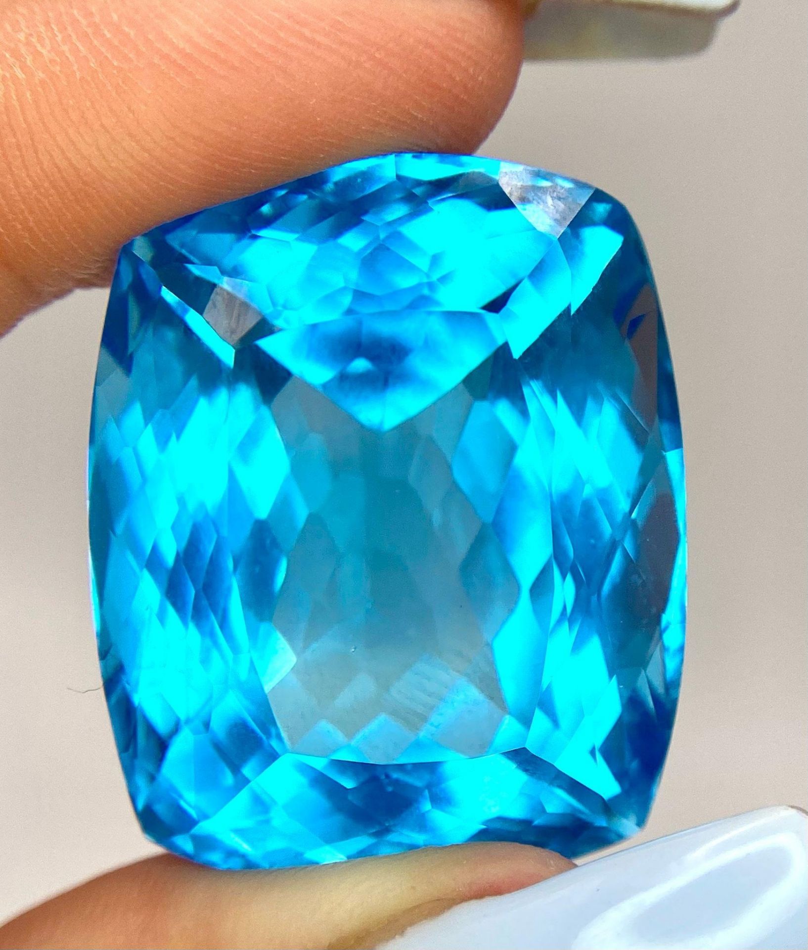 A Huge 142ct London Blue Topaz Natural Gemstone. Rectangular cushion cut. 33mm x 28mm. No visible - Image 5 of 7