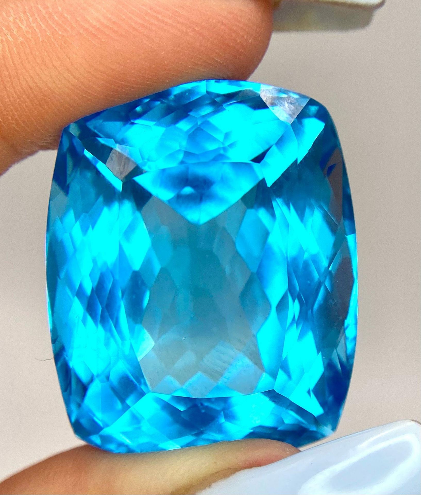 A Huge 142ct London Blue Topaz Natural Gemstone. Rectangular cushion cut. 33mm x 28mm. No visible - Bild 5 aus 7