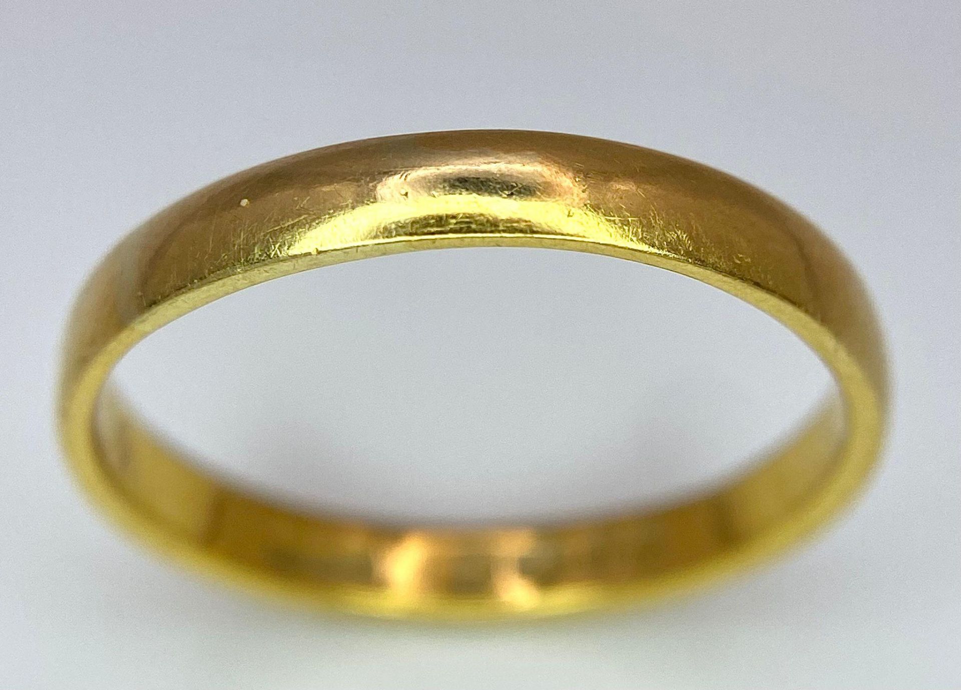 A 22 K yellow gold wedding band ring, fully hallmarked, size: Q, weight: 3.3 g.