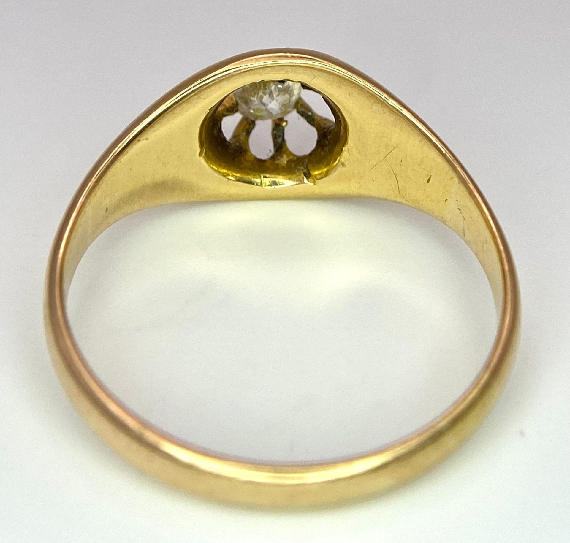An antique - pre 1900- 18 K yellow gold diamond (0.25 carats) solitaire ring, hallmarked Chester, - Image 6 of 7