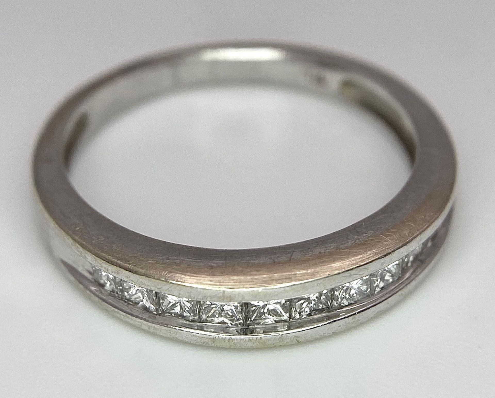 An 18 K white gold ring with a diamond band (0.35 carats), size: P, weight: 4 g. - Bild 5 aus 8