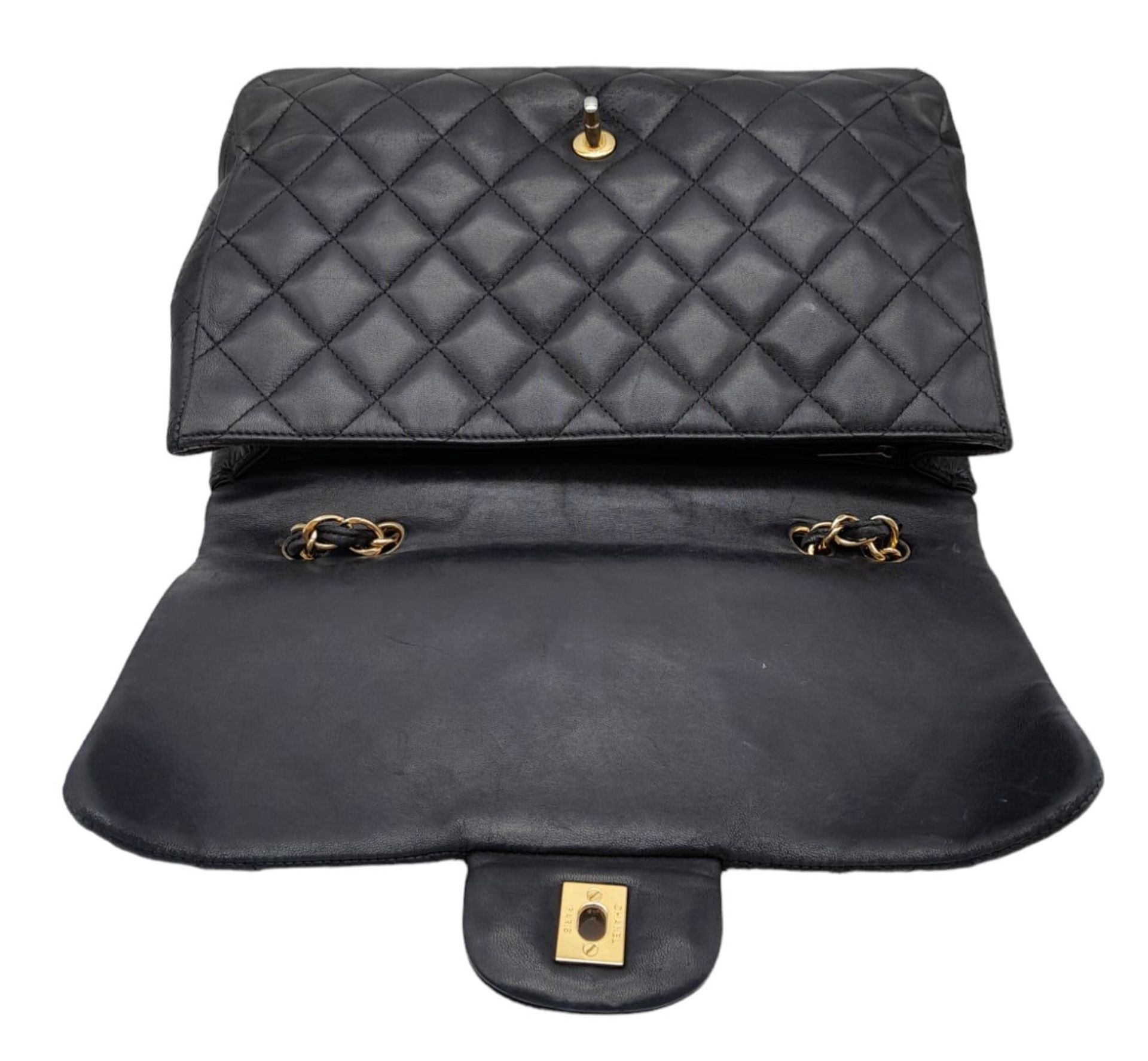 A Chanel Black Caviar Classic Single Flap Bag. Quilted pebbled leather exterior with gold-toned - Bild 8 aus 19