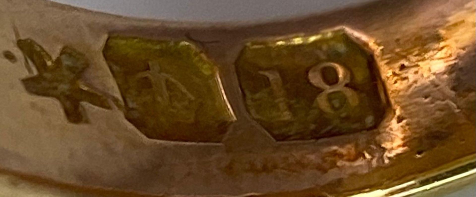 An 18 K yellow gold cygnet solid ring, size: Q, weight: 10.8 g - Bild 6 aus 6