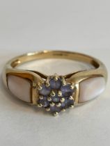 Magnificent 9 carat YELLOW GOLD and TANZANITE RING with Mother of Pearl shoulders. 3.5 grams. Size