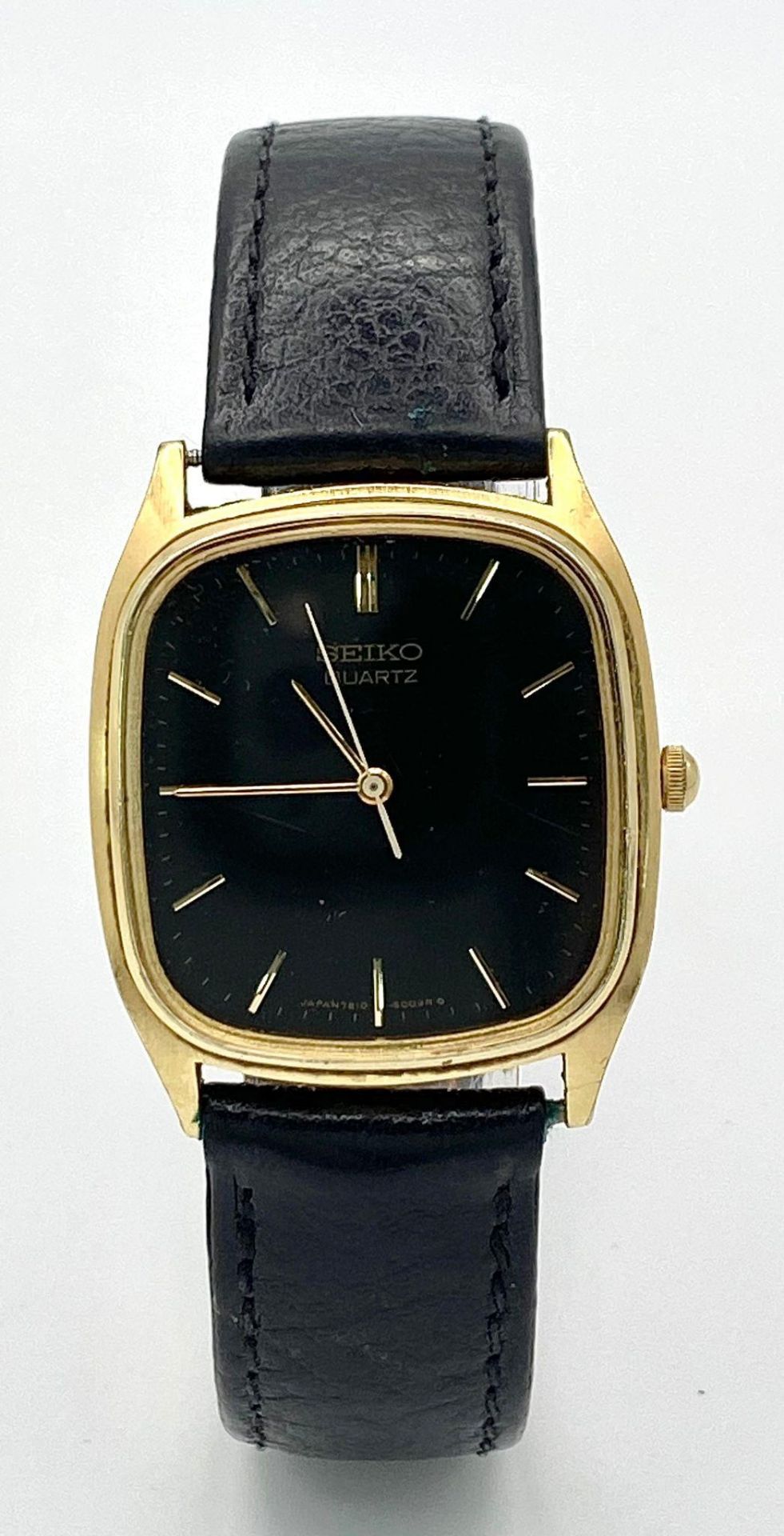 A gold plated, steel SEIKO watch, case: 32 x 29 mm, black dial with gold coloured hour marks and - Image 2 of 8