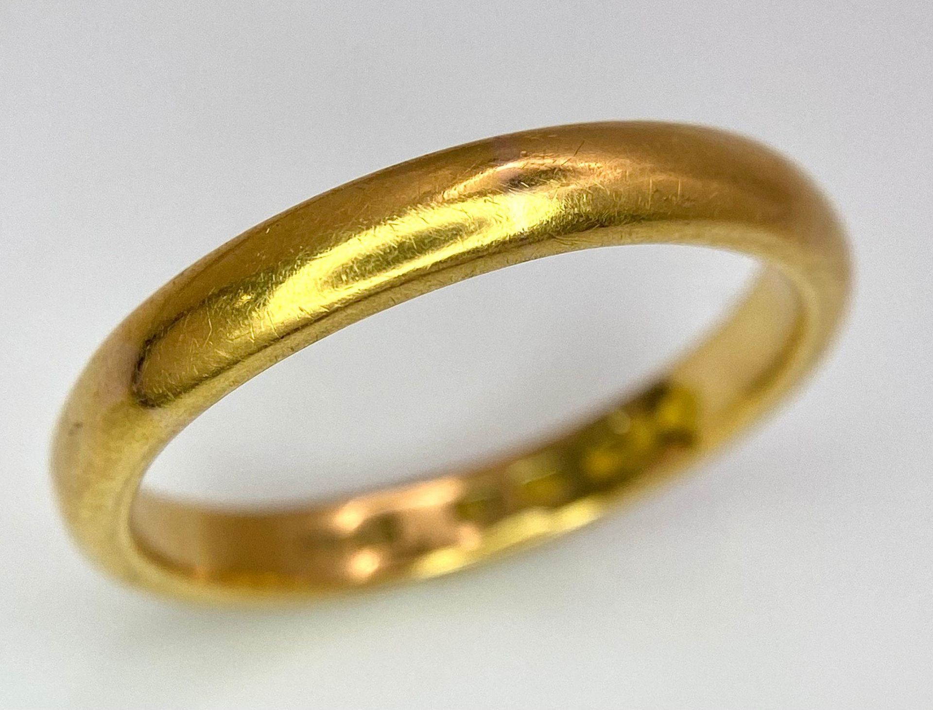 A 22 K yellow gold wedding band ring, fully hallmarked, size: U, weight: 6.4 g. - Bild 3 aus 5
