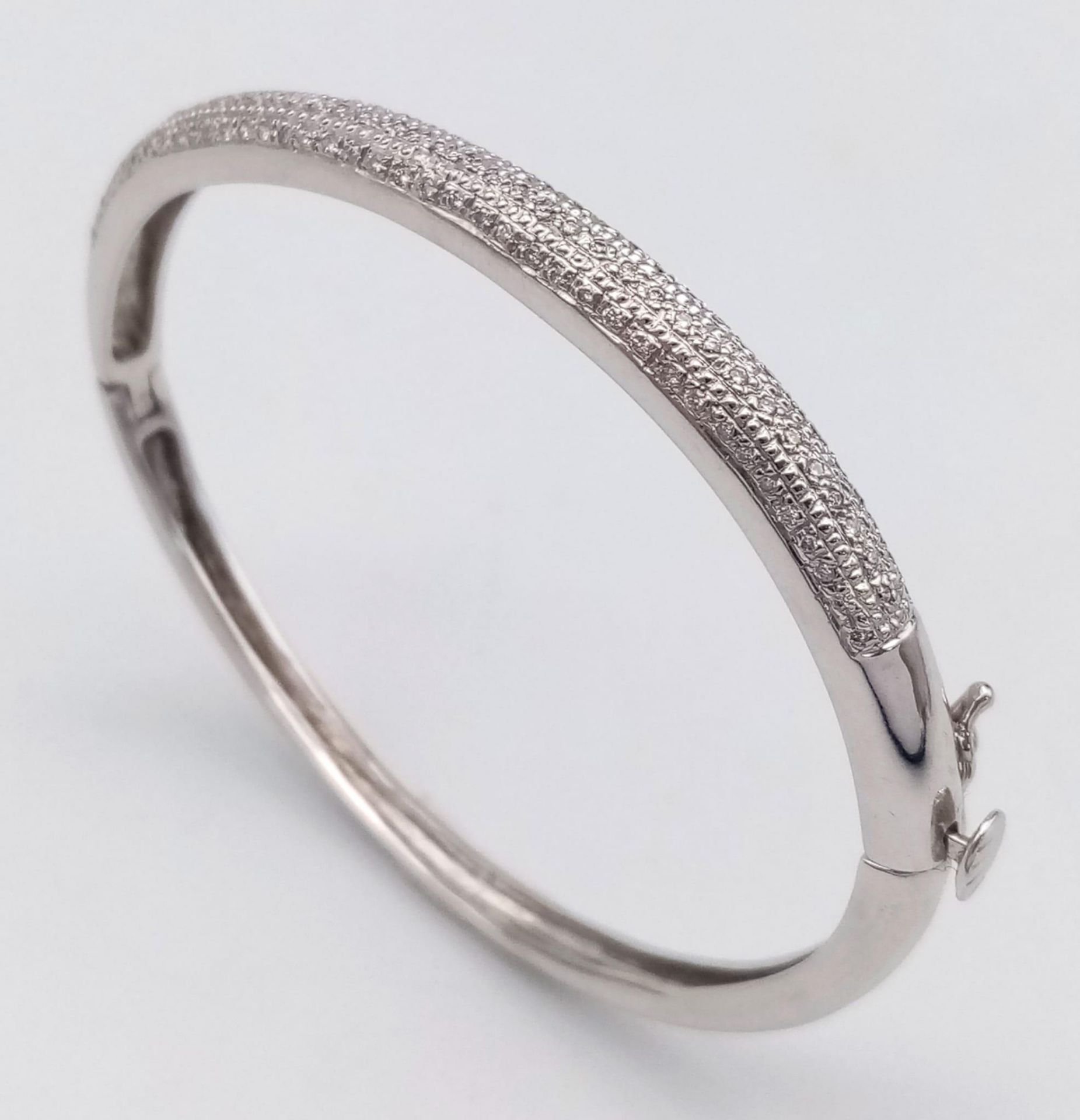 A PRETTY 9K WHITE GOLD DIAMOND SET BANGLE WITH APPROX 0.60CT DIAMONDS IN TOTAL, WITH SAFETY CATCH - Bild 3 aus 5