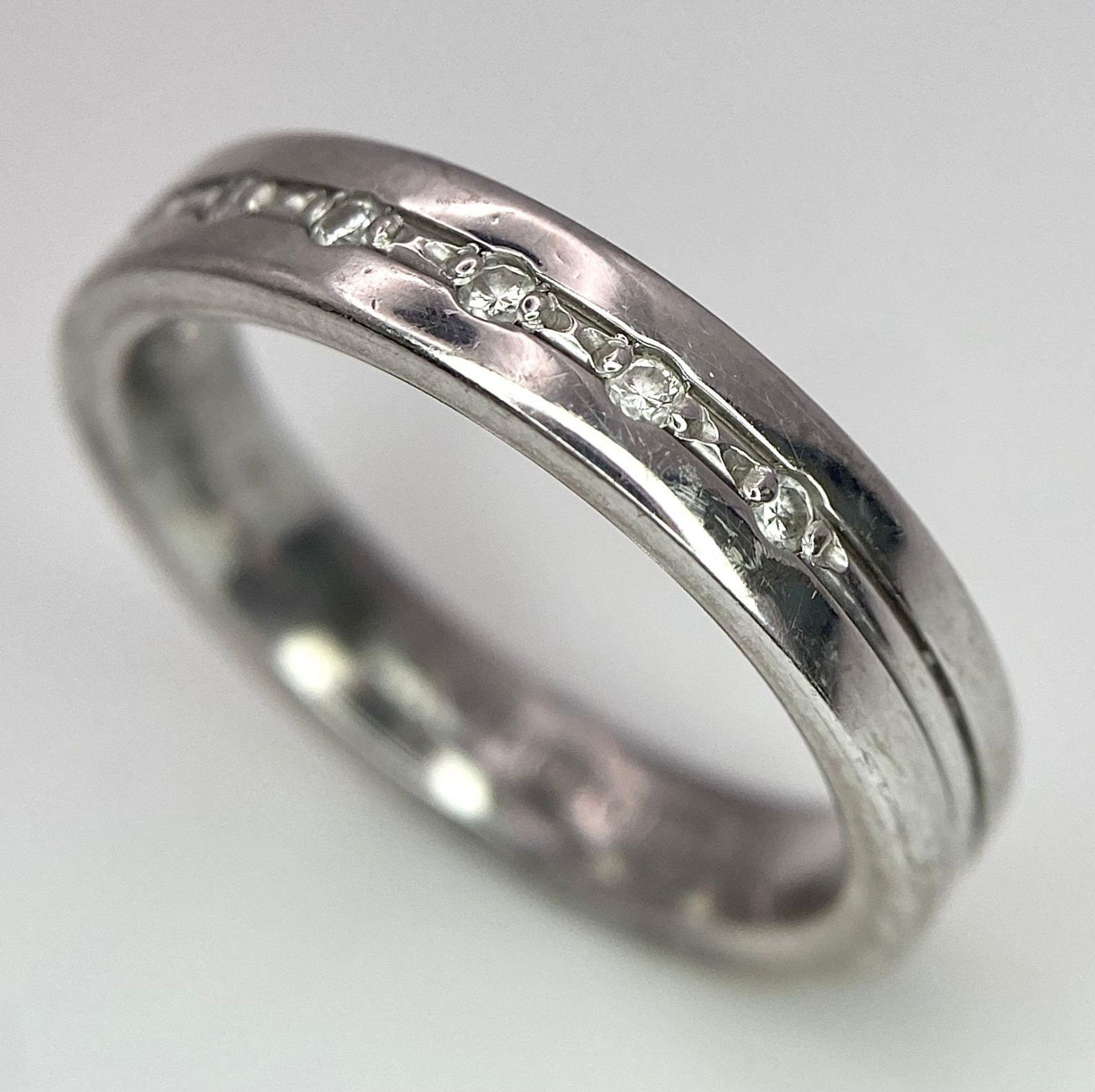 An 18 K white gold, diamond set band ring, size: M, weight: 6.3 g - Bild 3 aus 5