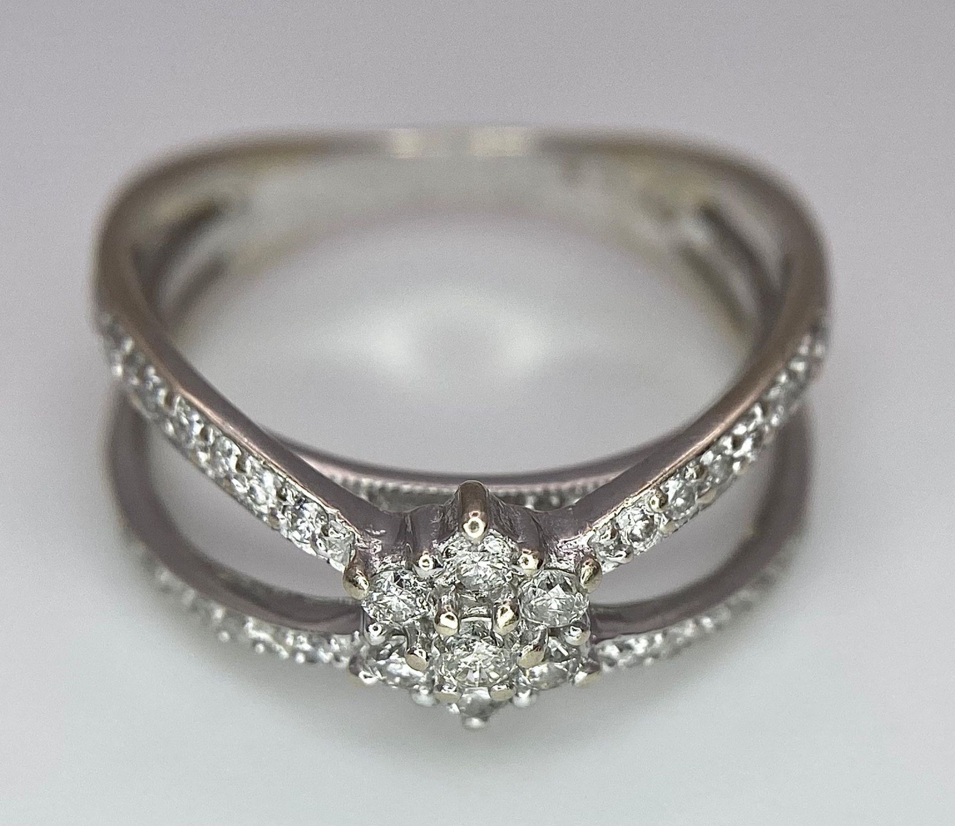 A UNIQUE DESIGNED 18K WHITE GOLD DIAMOND SPLIT RING, APPROX 0.40CT DIAMONDS, WEIGHT 4.9G SIZE O - Image 5 of 6