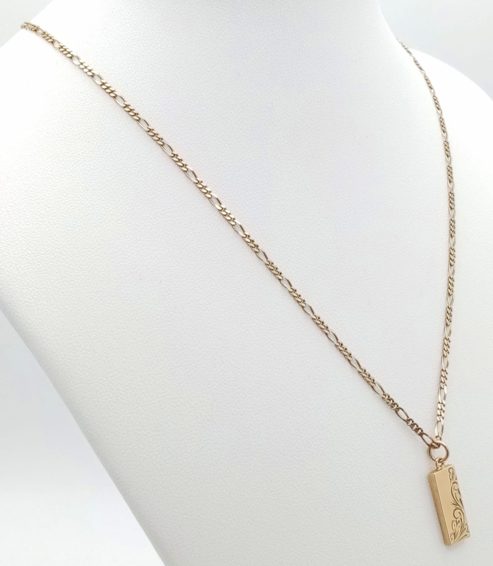 A PATTERNED GOLD INGOT AND ON A 40cms GOLD CHAIN ALL IN 9K GOLD 4.8gms - Bild 3 aus 5