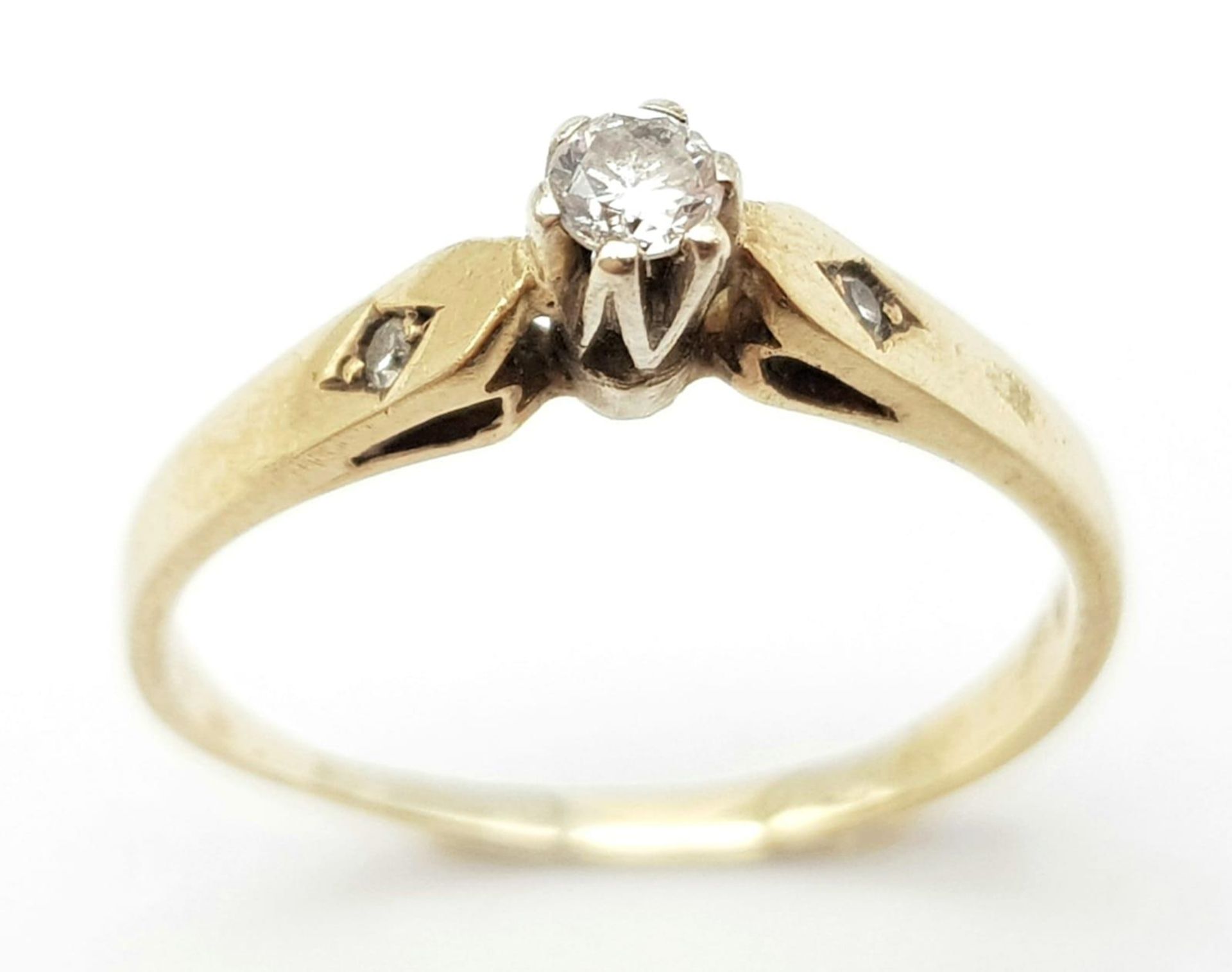 A 9K Yellow Gold Diamond Ring. 0.2ct central diamond with diamond accents. Size M 1/2. 1.52g total - Bild 2 aus 5