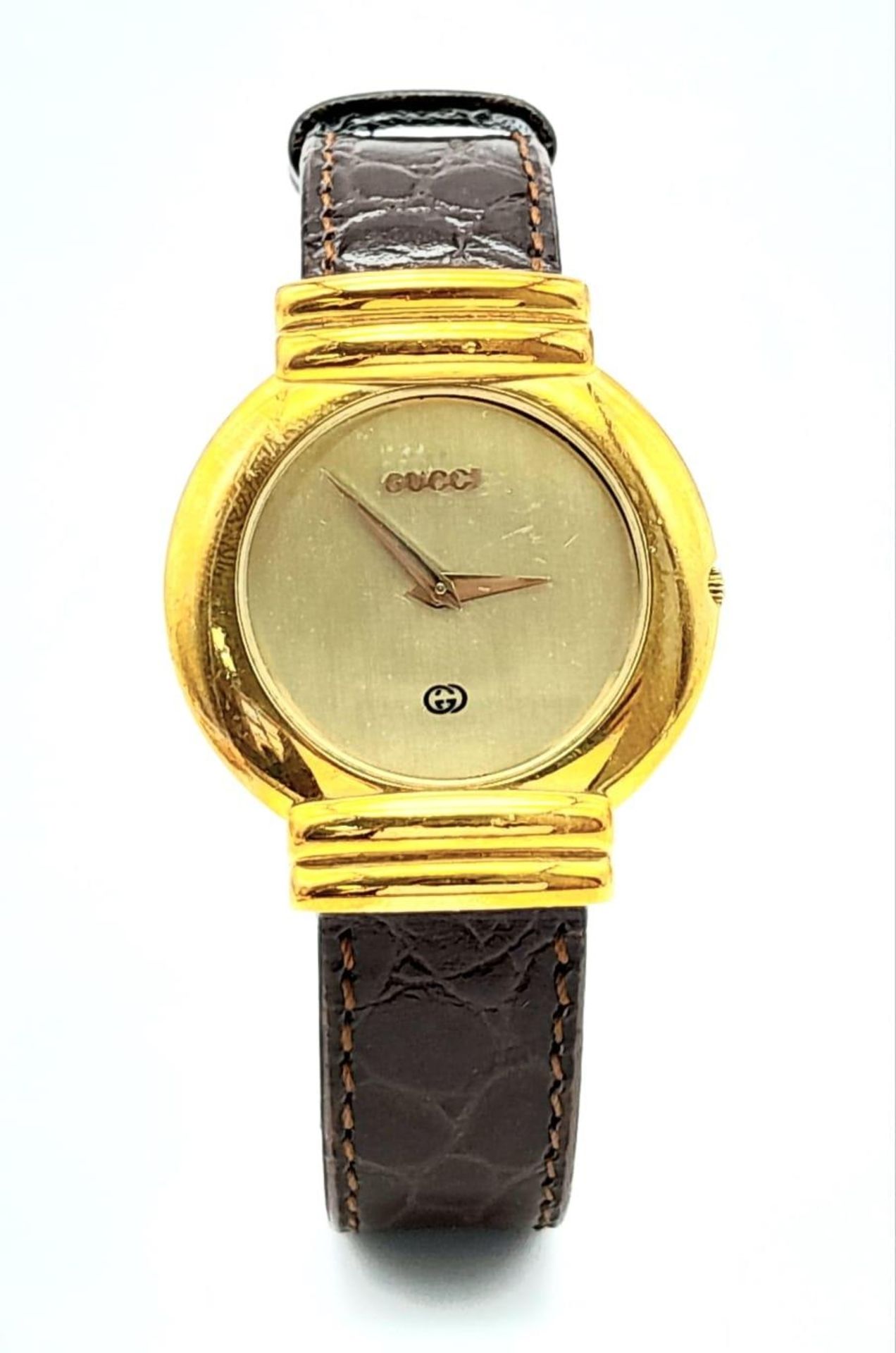 A gold plated GUCCI with crocodile skin strap, case: 33 mm, gold coloured dial and hands, Swiss made - Image 2 of 7