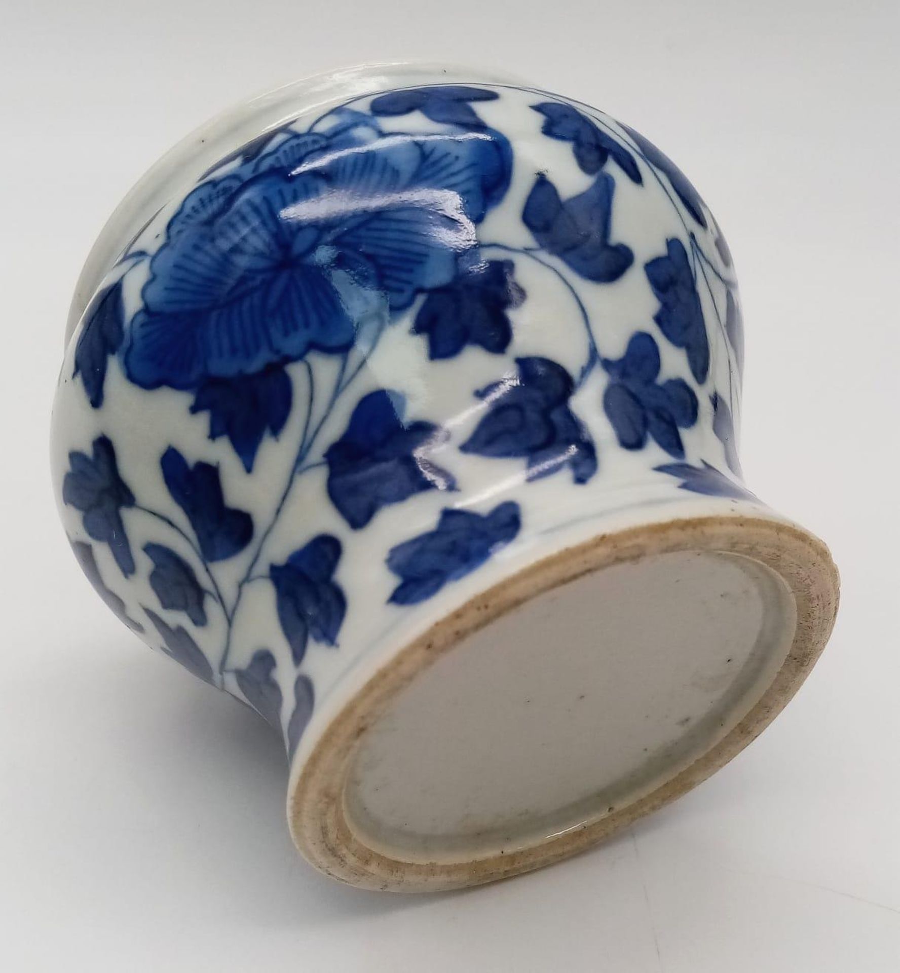 AN 18TH CENTURY BLUE AND WHITE PORCELAIN SMALL POT WITH A 2mm CRACK ON THE BOTTOM . 8cms AT RIM - Image 3 of 3