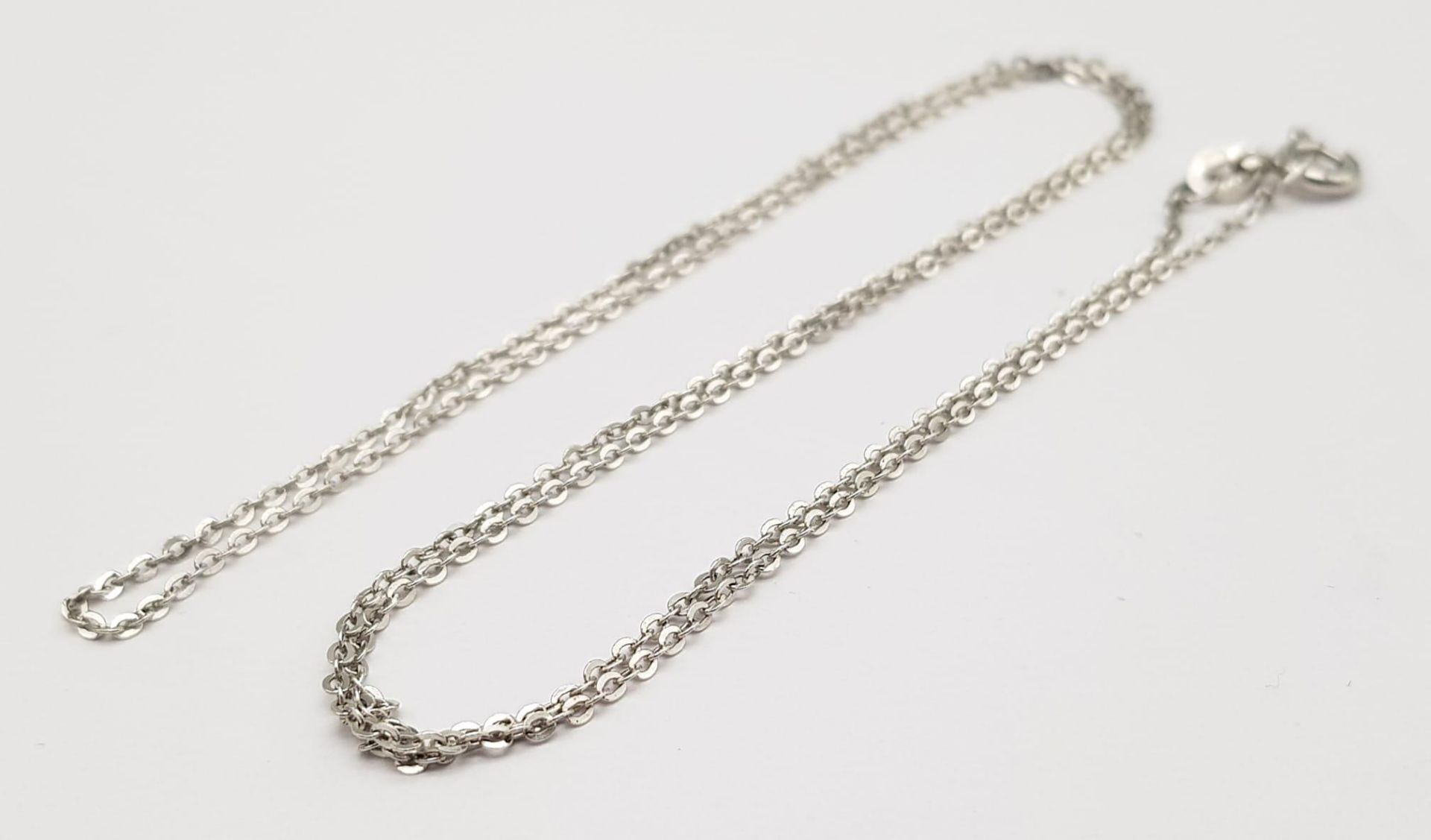 A DELICATE 18K WHITE GOLD TRACE LINK CHAIN, APPROX 20" LONG AND WEIGHT 2G