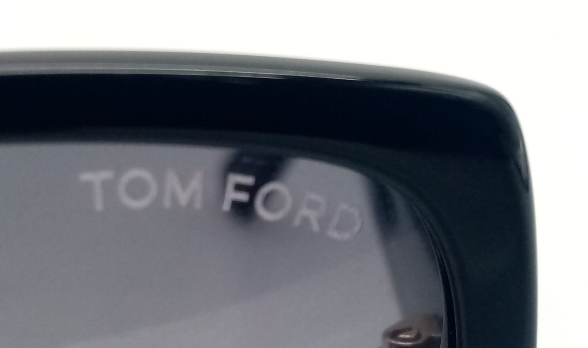 A pair of Tom Ford Katrine sunglasses with original velvet case. 60.19 135-2 ref:16294 - Bild 6 aus 7