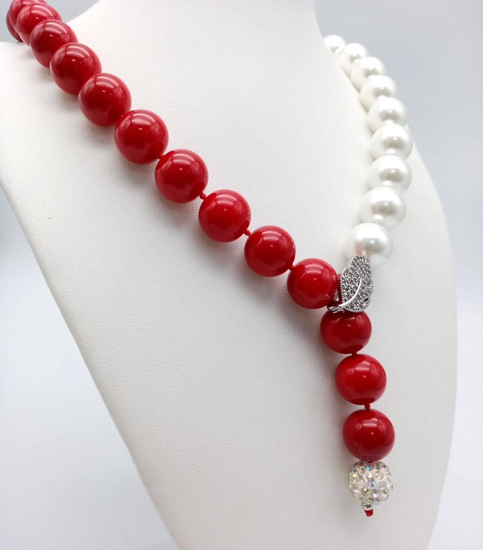 A Contrasting South Sea Pearl Shell Large Bead Necklace. Vibrant red and white beads with white - Bild 2 aus 4