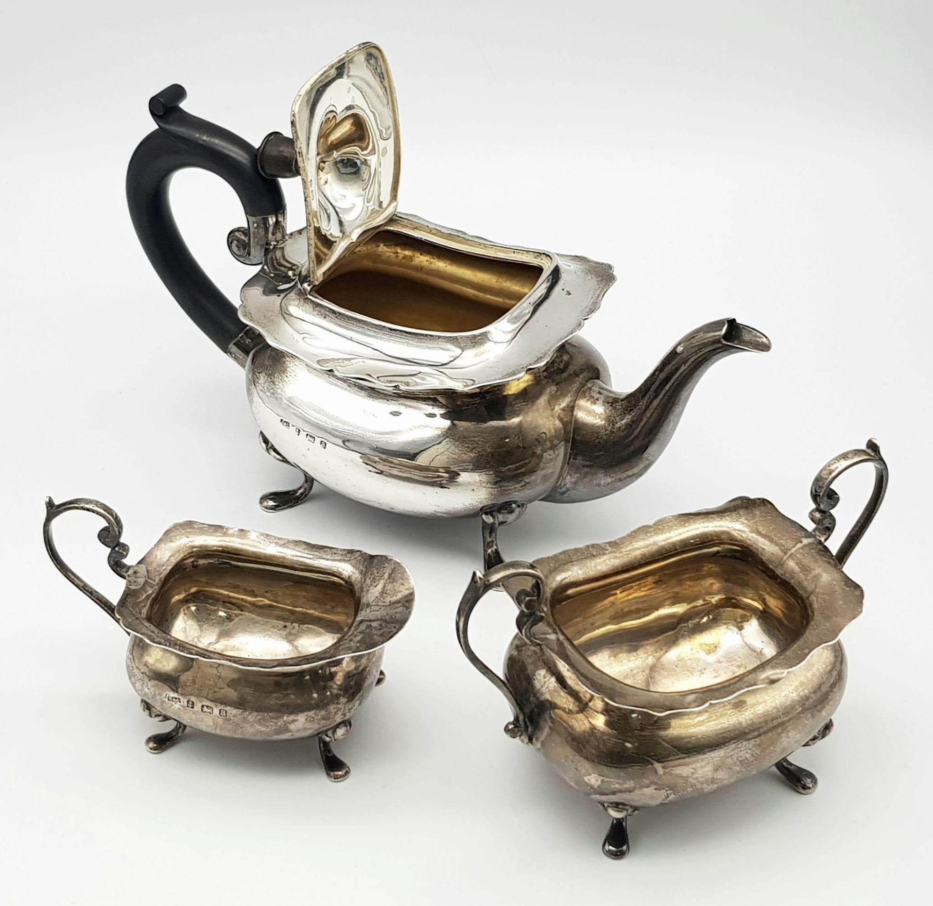 A SILVER TEA SET COMPRISING OF TEA POT , SUGER BOWL AND CREAMER HALLMARKED BIRMINGHAM 1900 , CLASSIC - Image 2 of 7