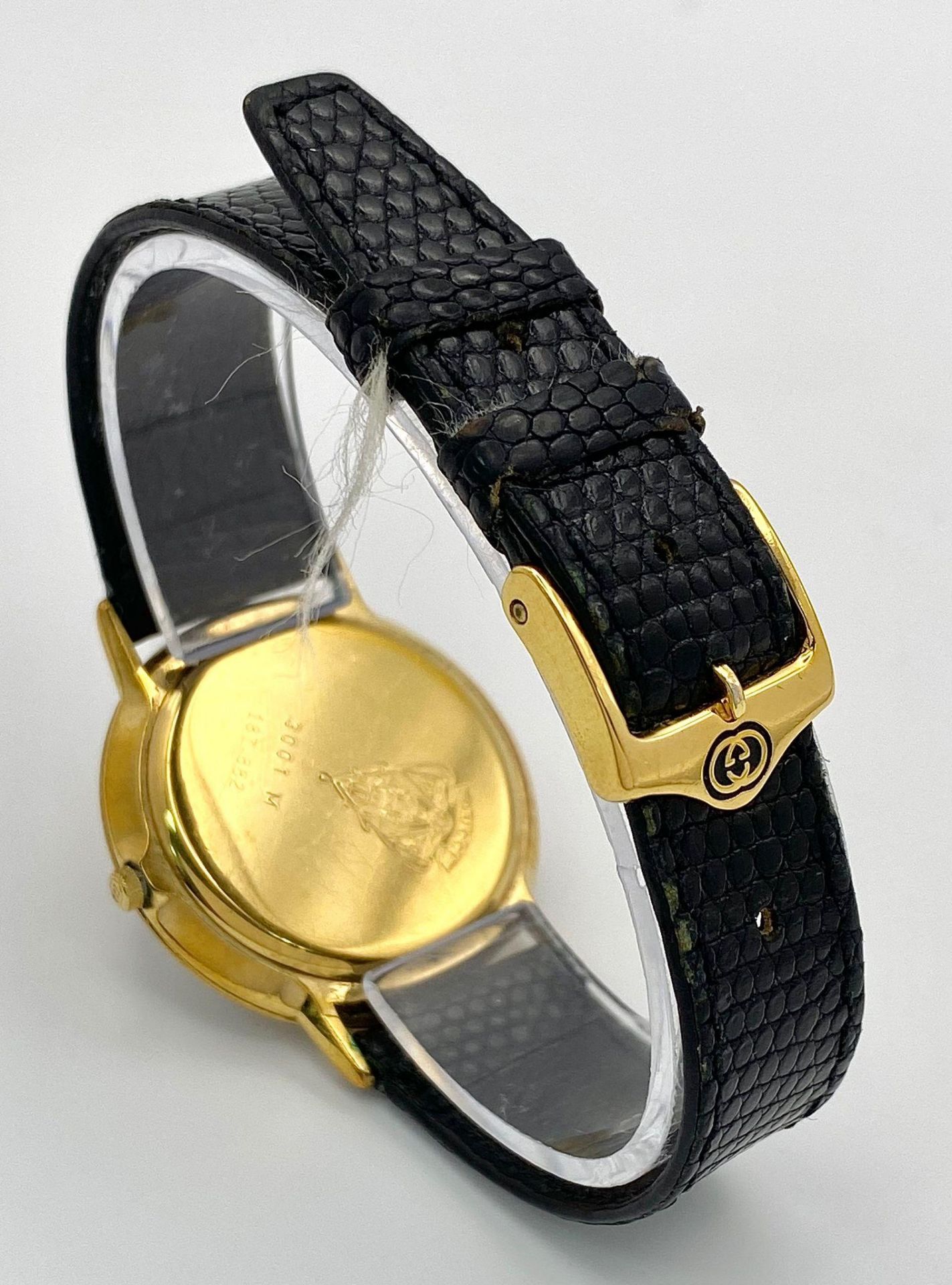 An iconic GUCCI watch with original lizard skin strap. Case: 33 mm, red/blue dial with gold coloured - Image 5 of 6