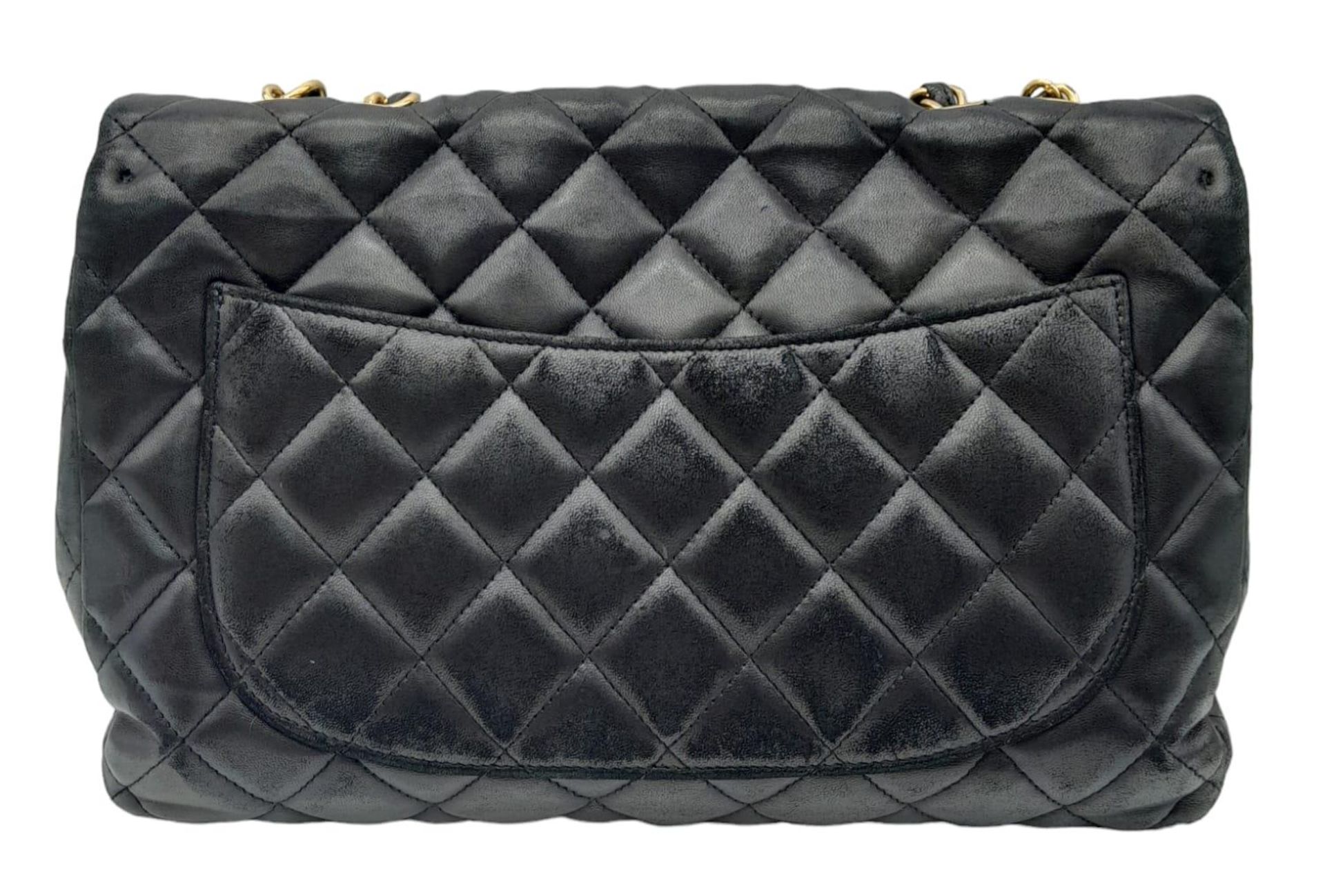 A Chanel Black Caviar Classic Single Flap Bag. Quilted pebbled leather exterior with gold-toned - Bild 7 aus 19