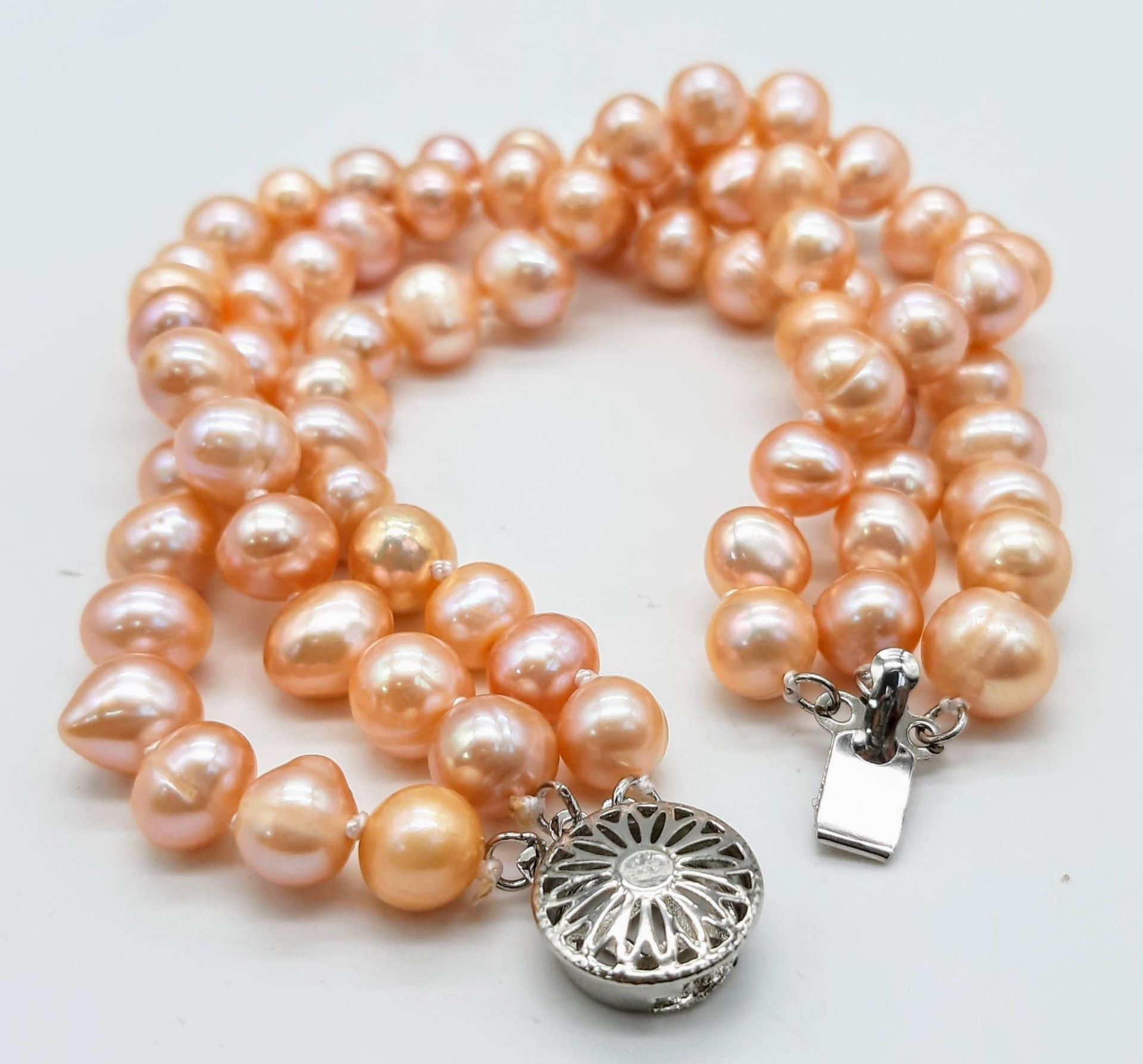 A fashionable three strand of high quality, natural pink pearls necklace, bracelet and earrings - Image 5 of 6