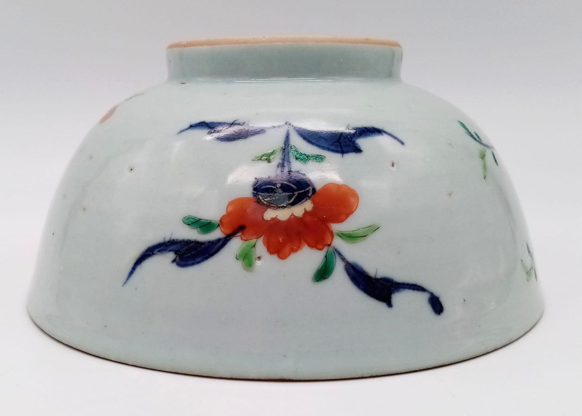 AN 18TH CENTURY CHINESE BOWL WITH EXQUISITE DECORATION OF PEONIES AND GREEN LEAVES . AS ORIGINAL - Bild 7 aus 7