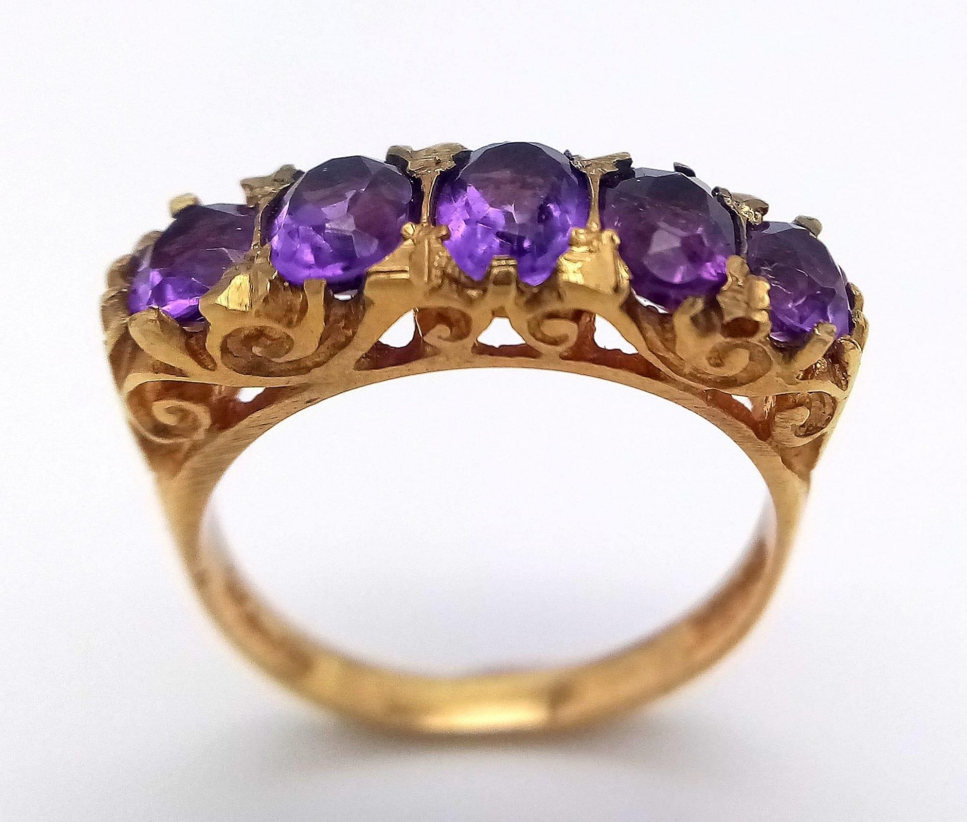 A HIGHLY ORNATE 5 AMETHYST STONE RING SET IN 9K GOLD . 4.2gms size O - Bild 3 aus 6