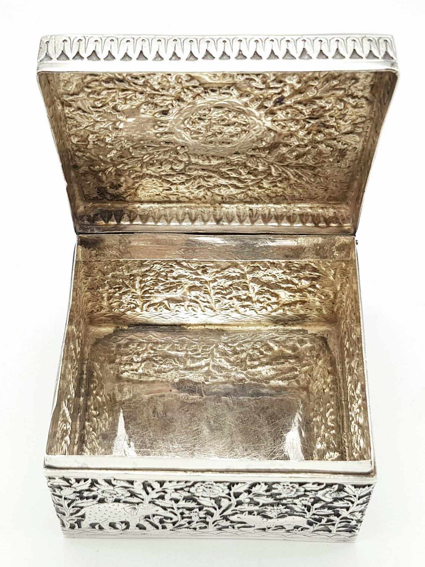 A SOLID SILVER HINGED TRINKET BOX HAND ENGRAVED WITH AN AFRICAN THEME, IN VERY GOOD CONDITION AND - Bild 6 aus 15