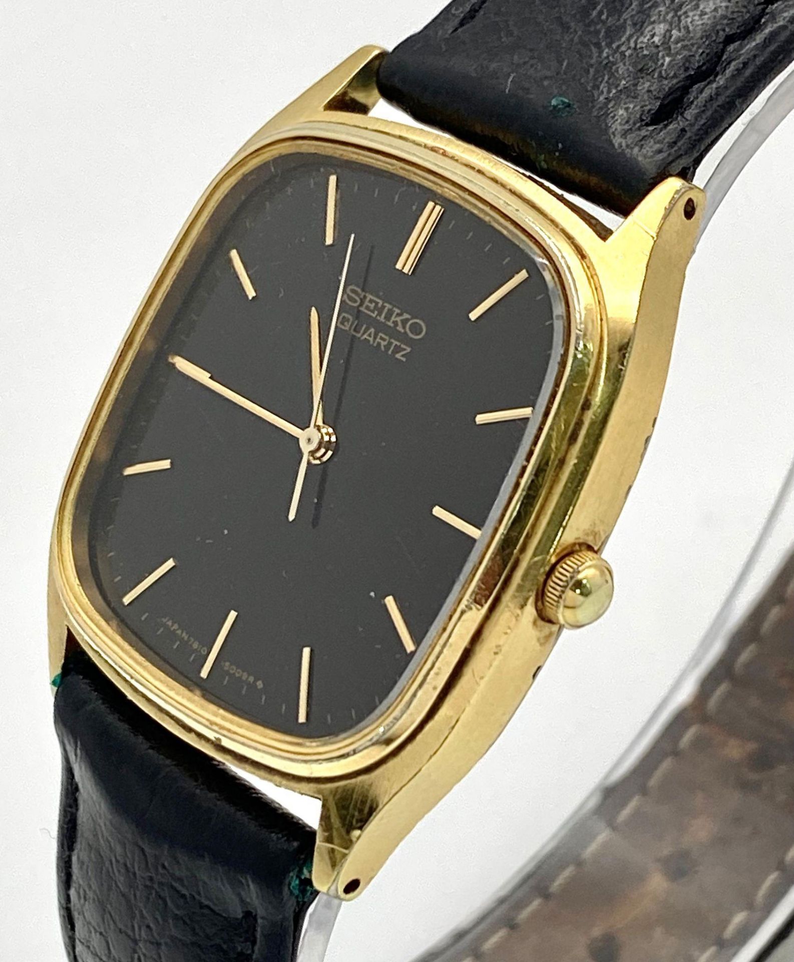 A gold plated, steel SEIKO watch, case: 32 x 29 mm, black dial with gold coloured hour marks and - Image 4 of 8