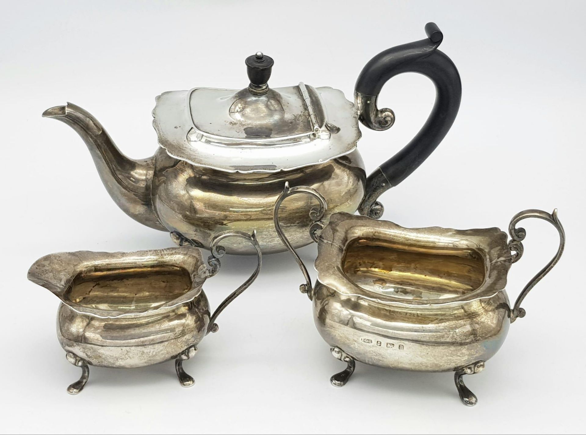 A SILVER TEA SET COMPRISING OF TEA POT , SUGER BOWL AND CREAMER HALLMARKED BIRMINGHAM 1900 , CLASSIC