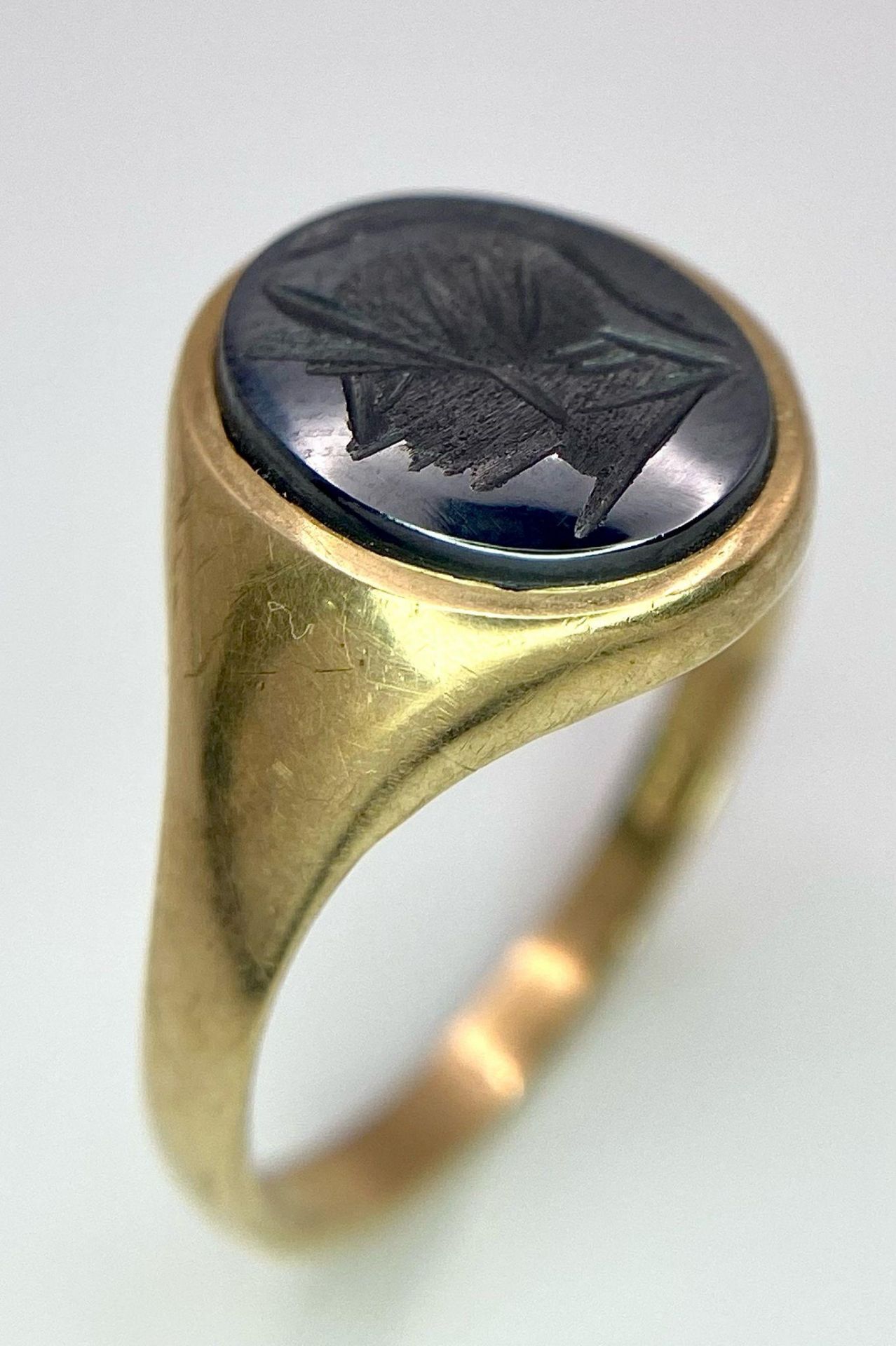 A Vintage 9K Yellow Gold Onyx Signet Ring. Carved centurion decoration. Size T. 3g total weight. - Image 3 of 6