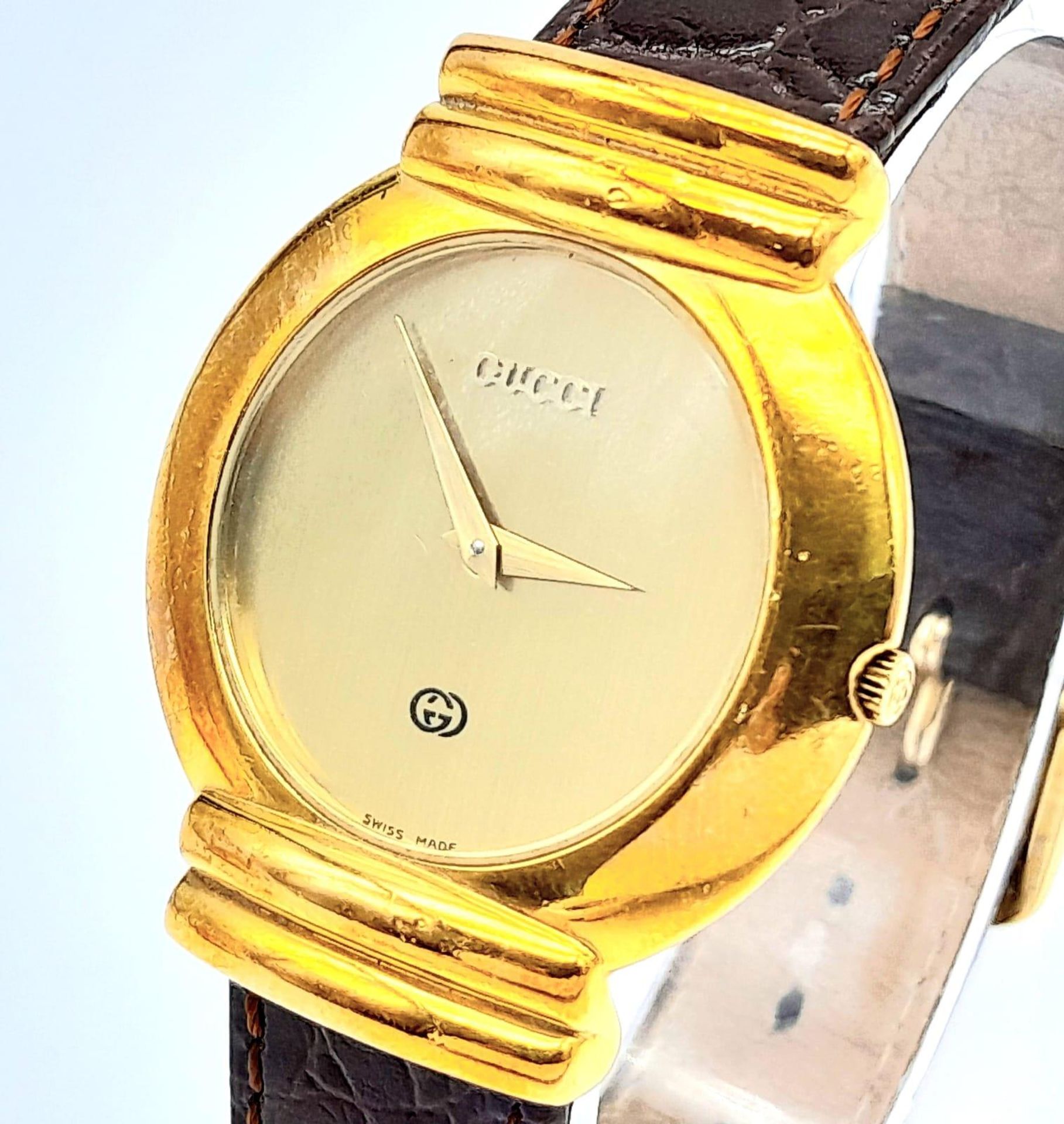A gold plated GUCCI with crocodile skin strap, case: 33 mm, gold coloured dial and hands, Swiss made - Image 4 of 7
