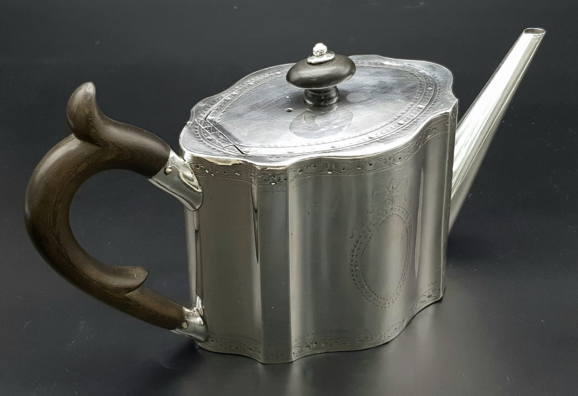 A 1785 Hester Bateman George III Silver Teapot. Oval form with empty cartouche to side. Minimalist - Bild 3 aus 8