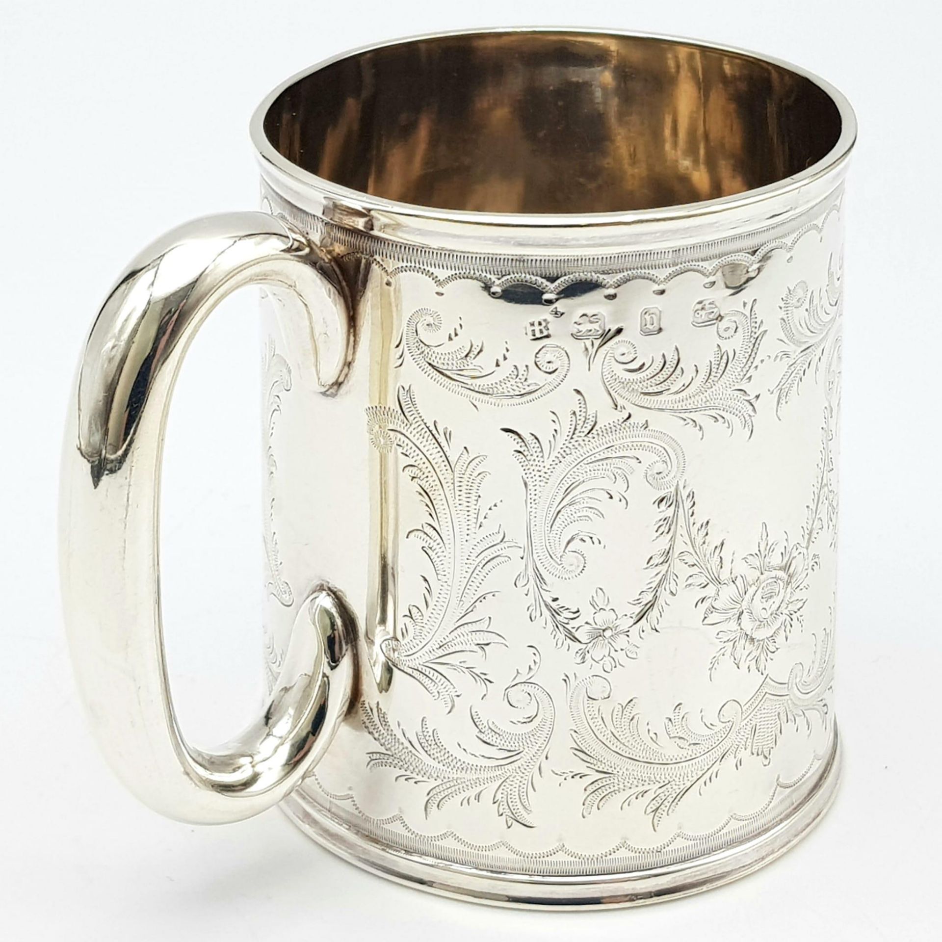 AN ANTIQUE SILVER TANKARD INSCRIBED "PHILIP OCTOBER 23rd 1894" ALL HAND ENGRAVED BY A MASTER - Image 4 of 8
