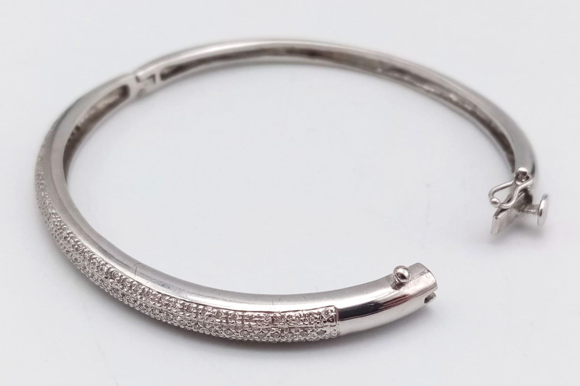 A PRETTY 9K WHITE GOLD DIAMOND SET BANGLE WITH APPROX 0.60CT DIAMONDS IN TOTAL, WITH SAFETY CATCH - Bild 4 aus 5