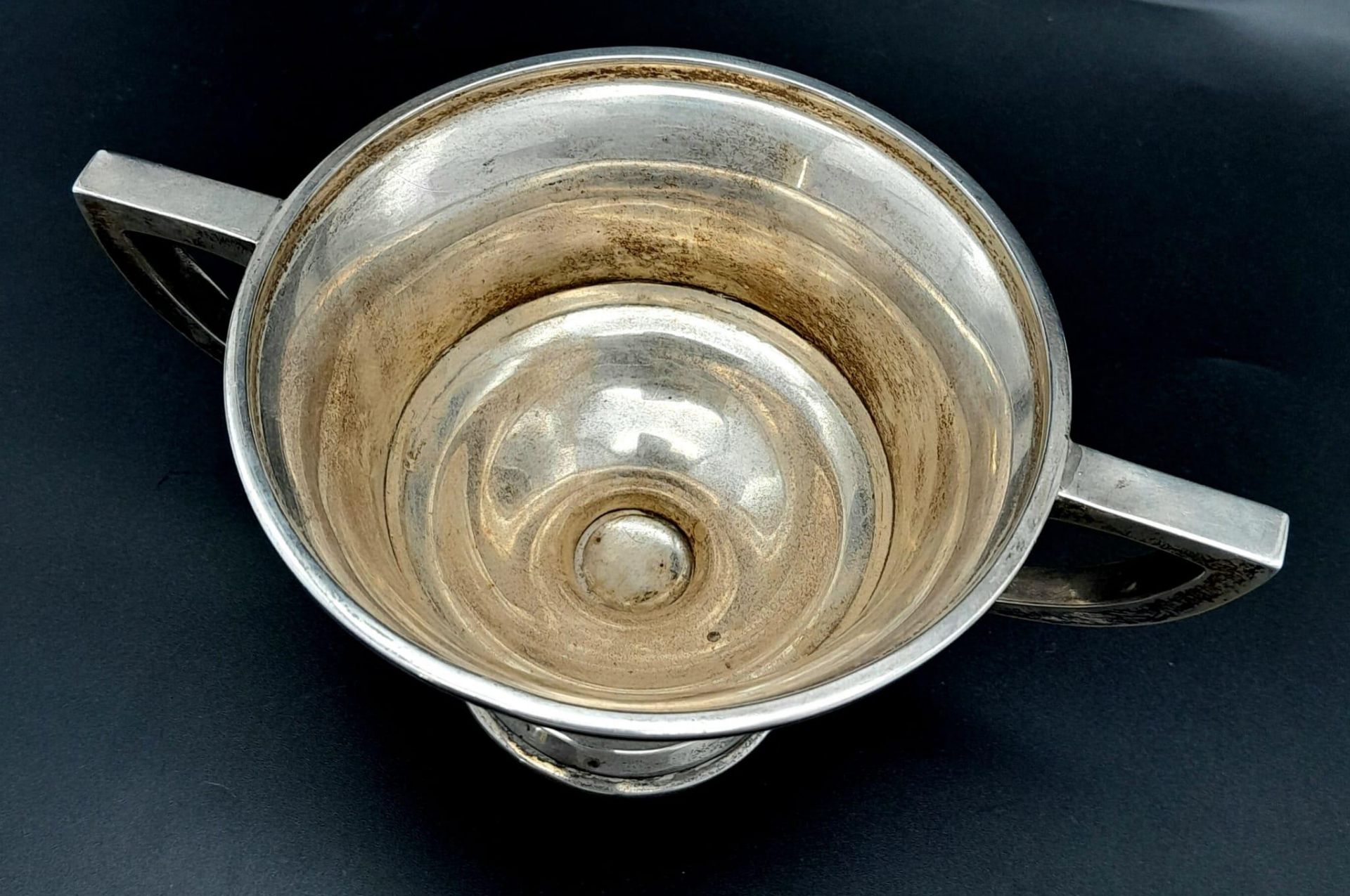 An Antique Small Sterling Silver Two Handled Trophy. Hallmarks for Birmingham 1918. 9cm tall. 121g - Image 4 of 6