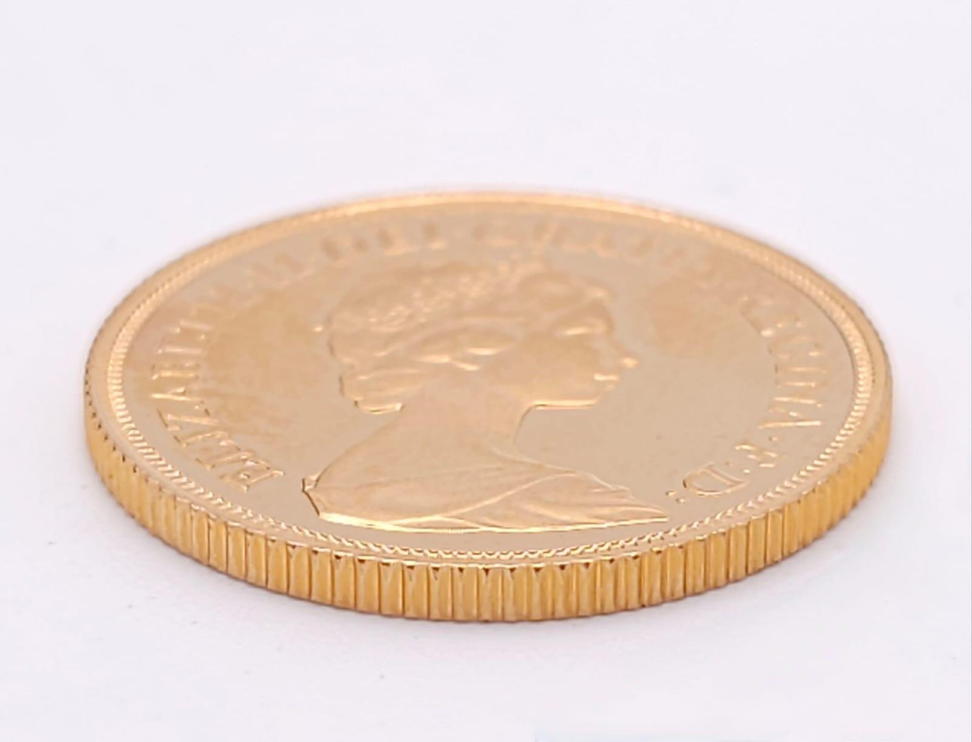 A 22K GOLD SOVEREIGN DATED 1981 IN CAPSULE AS NEW. - Image 4 of 5