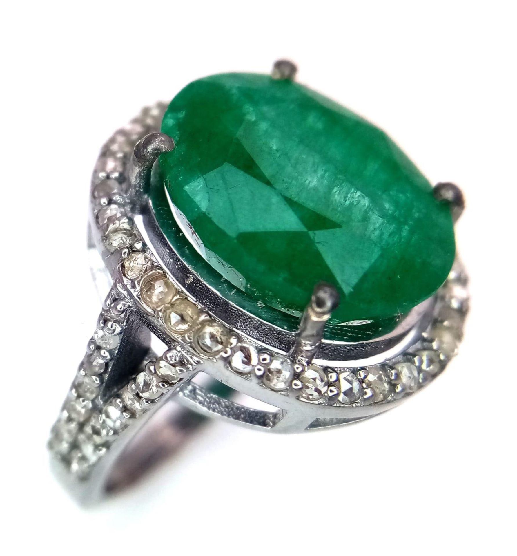An Emerald Ring with a Halo of Diamonds on 925 Silver. 7.55ct emerald, 0.67ctw diamonds. Size N, 4. - Image 3 of 6