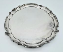A SOLID SILVER PLATTER DATED 1773 AND MADE IN SHEFFIELD . 518gms 25cms DIAMETER