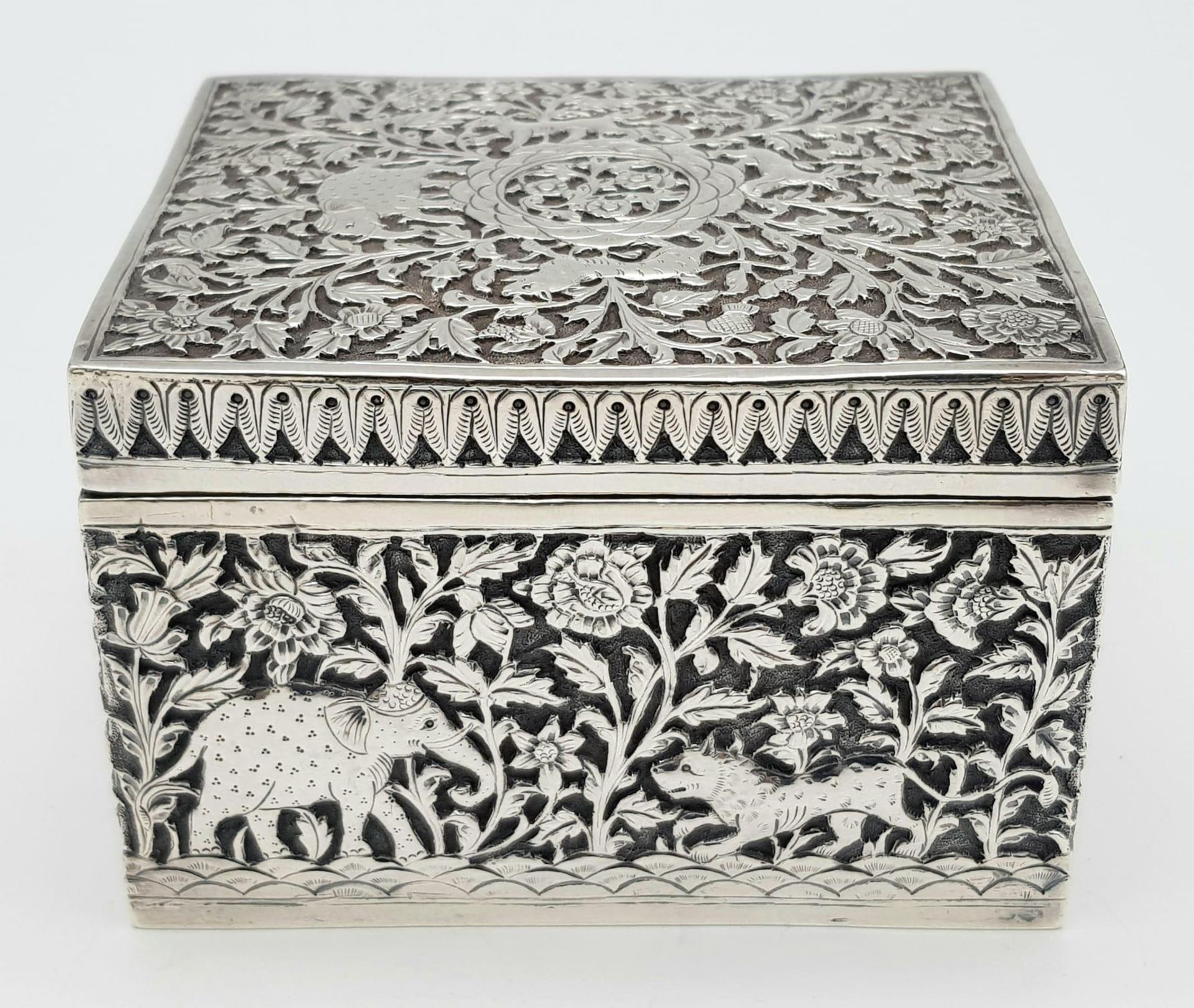 A SOLID SILVER HINGED TRINKET BOX HAND ENGRAVED WITH AN AFRICAN THEME, IN VERY GOOD CONDITION AND - Bild 2 aus 15