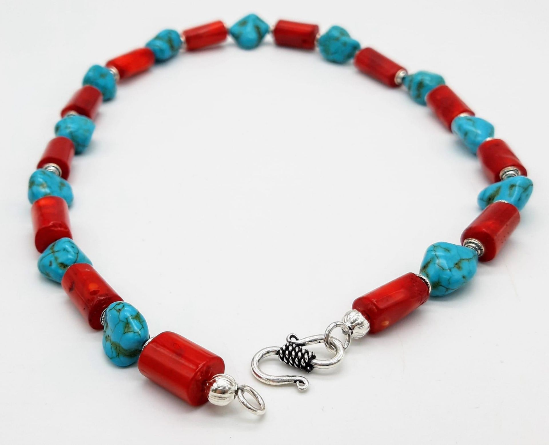 A substantial, chunky red coral and turquoise nugget necklace, bracelet and earrings set, in a - Image 3 of 6