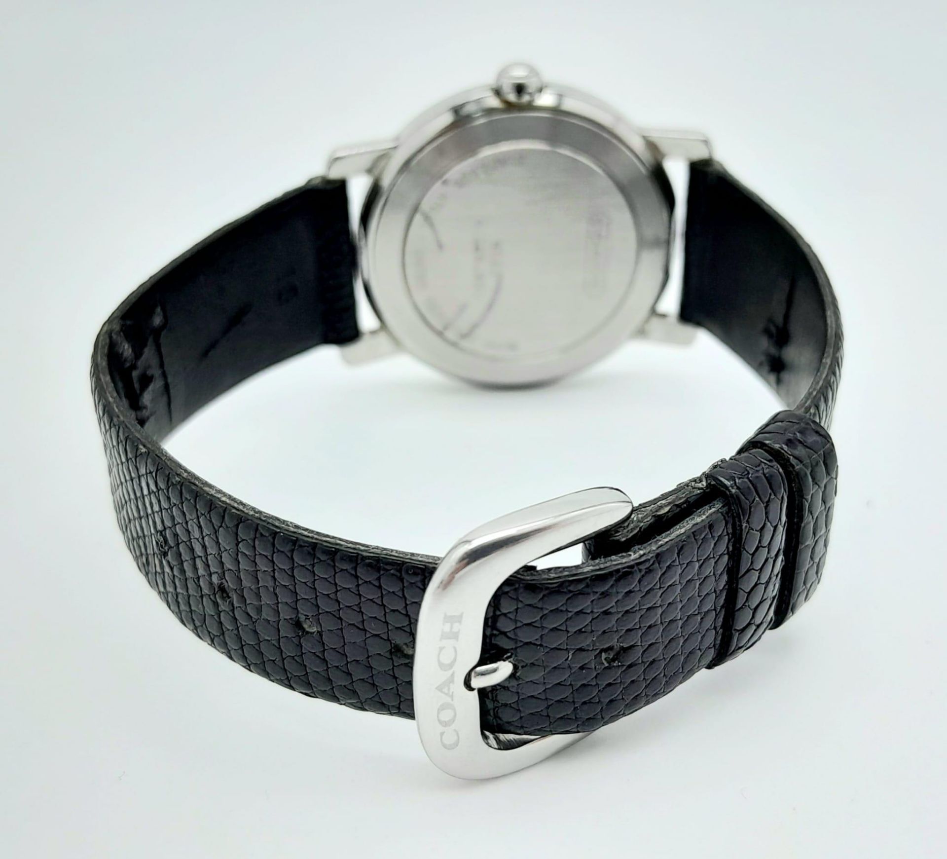 A Coach Quartz Gents Watch. Black leather strap. Stainless steel case. White dial. In working order. - Bild 4 aus 5