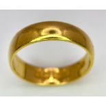 A 22 K yellow gold wedding band ring, fully hallmarked, size: M, weight 4.5 g.