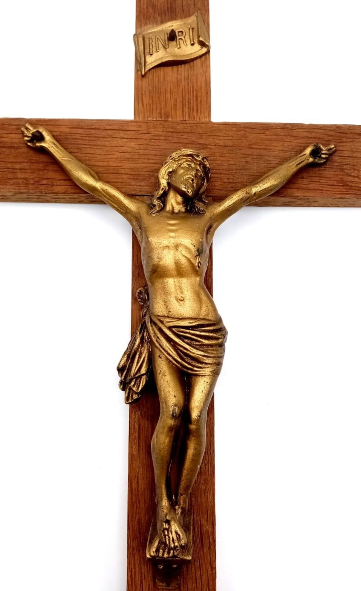 A Wood and Gilded Metal Wall-Hanging Crucifix. 35cm x 18cm. - Bild 3 aus 5