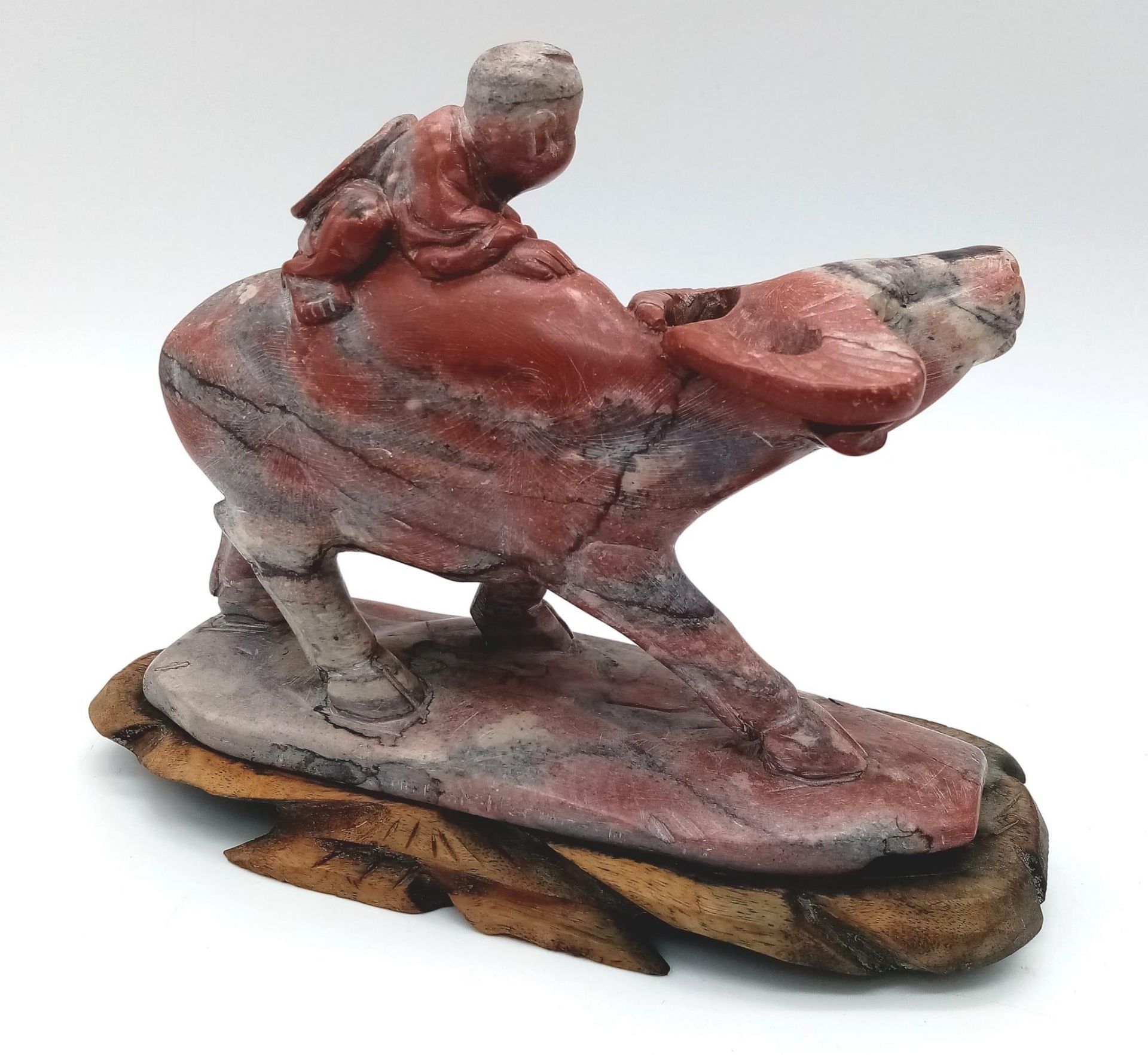 A wonderful Hardstone Chinese Antique Figure on a wooden base. Lovely red, grey and white colours in - Bild 2 aus 4
