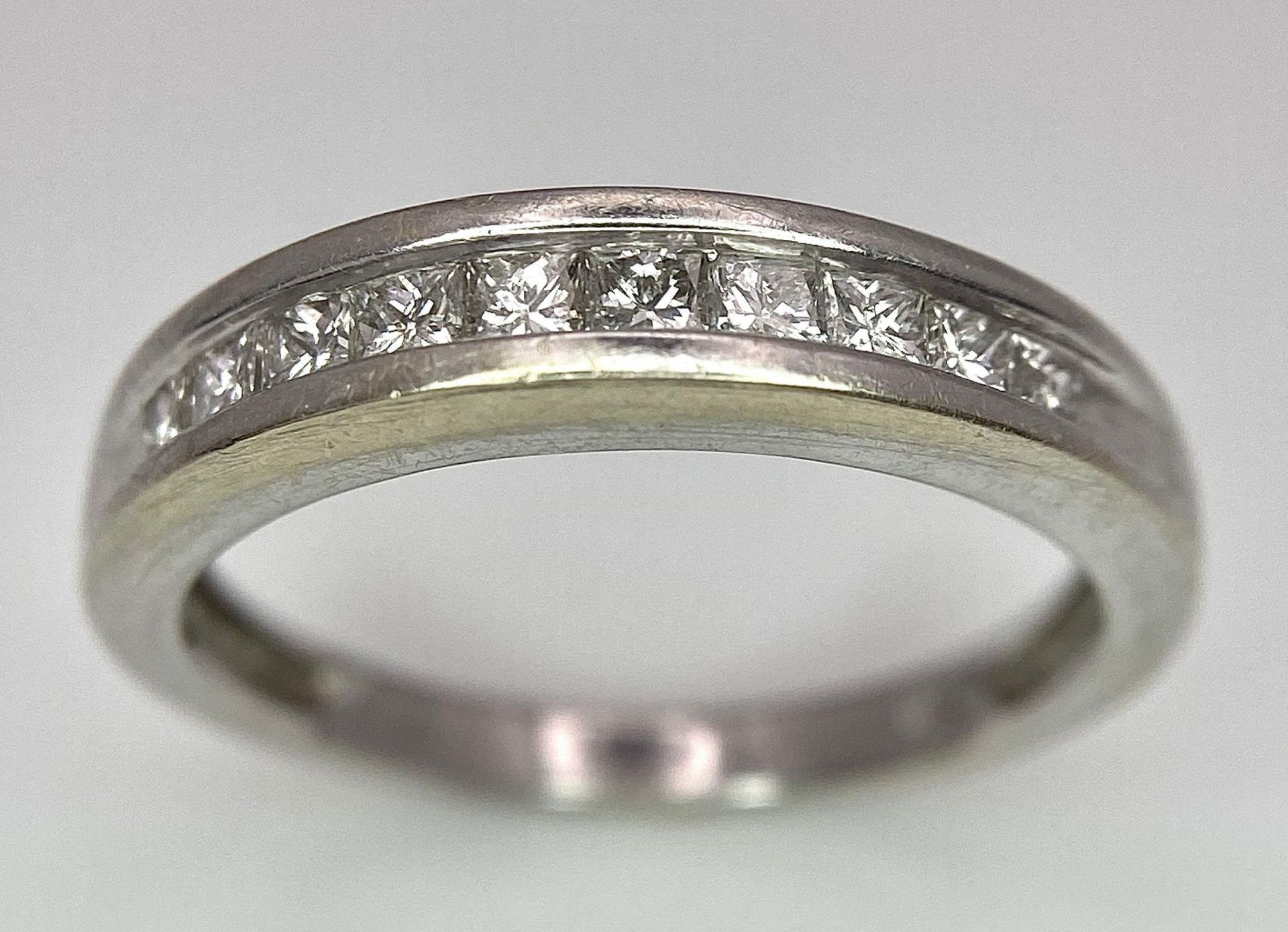 An 18 K white gold ring with a diamond band (0.35 carats), size: P, weight: 4 g. - Bild 2 aus 8