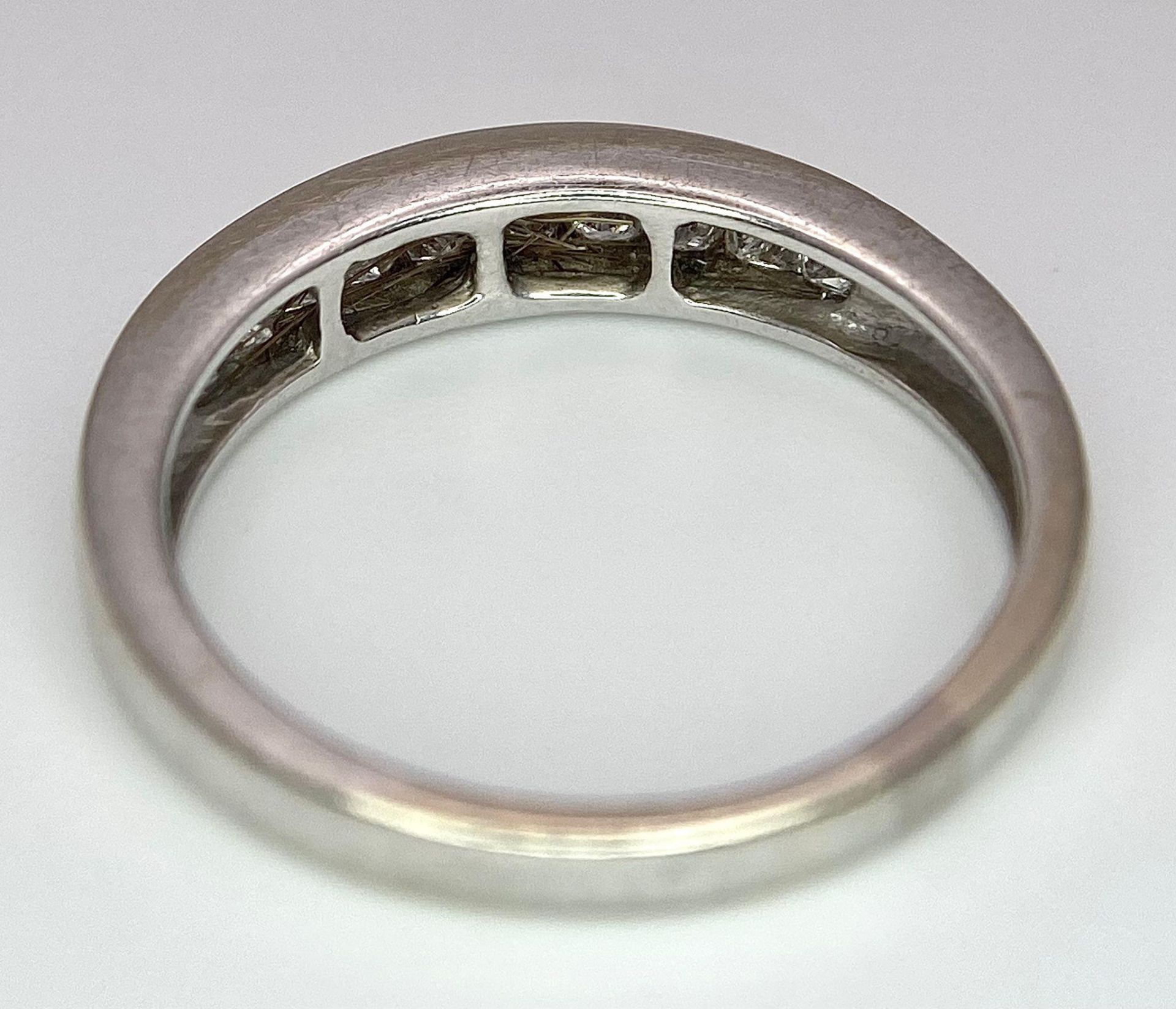 An 18 K white gold ring with a diamond band (0.35 carats), size: P, weight: 4 g. - Bild 6 aus 8