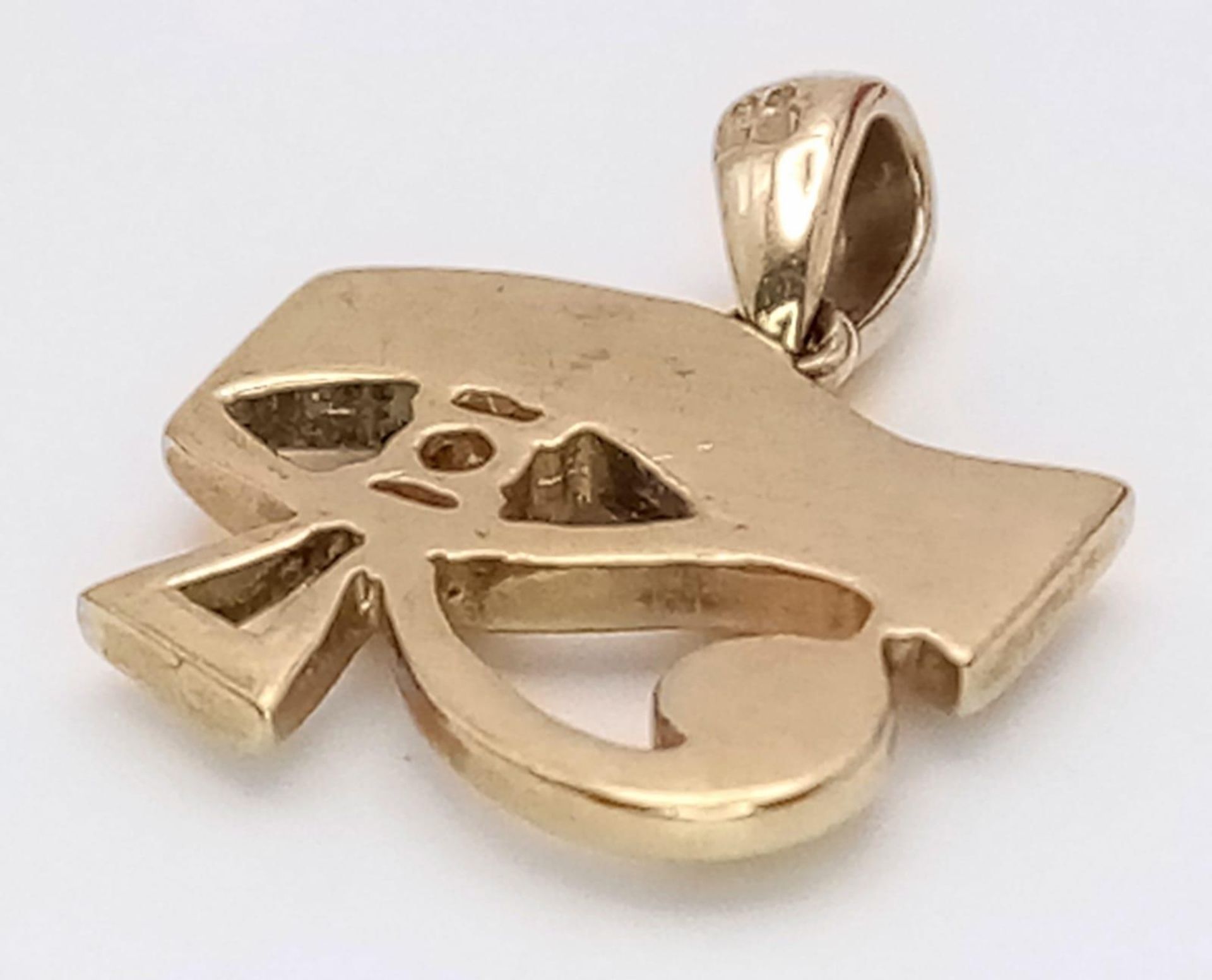 A 9K Yellow Gold and Diamond Eye of Horus Pendant. 2cm. 1.35g total weight. - Bild 2 aus 4