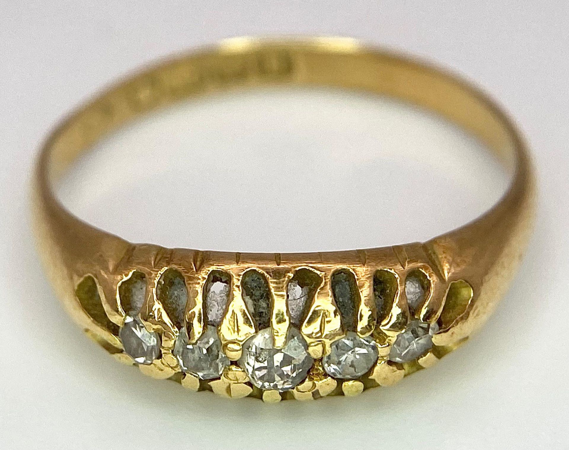 An 18 K yellow gold ring with a band of five diamonds, size: O, weight: 3.2 g. - Image 5 of 7