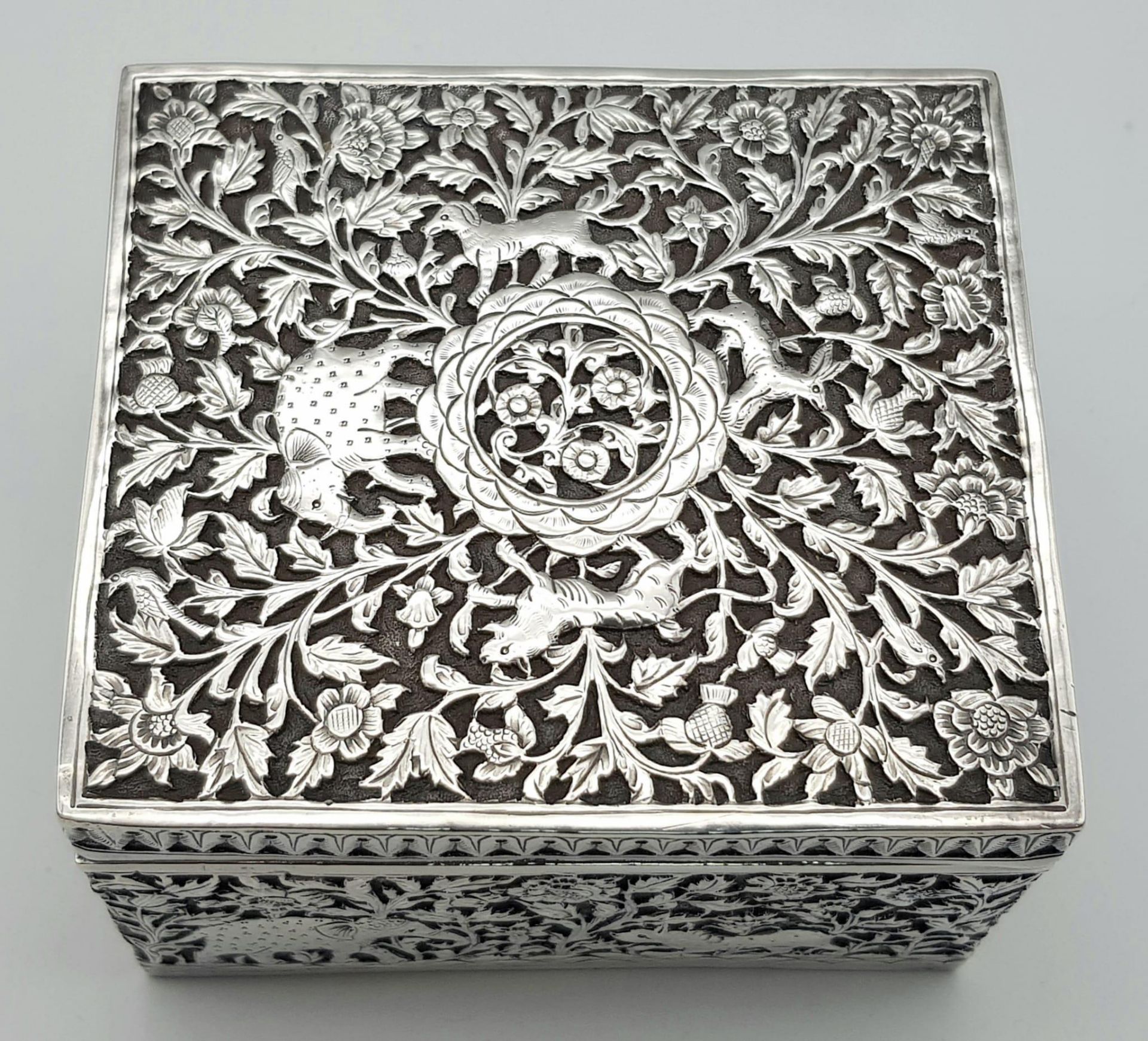 A SOLID SILVER HINGED TRINKET BOX HAND ENGRAVED WITH AN AFRICAN THEME, IN VERY GOOD CONDITION AND - Bild 13 aus 15
