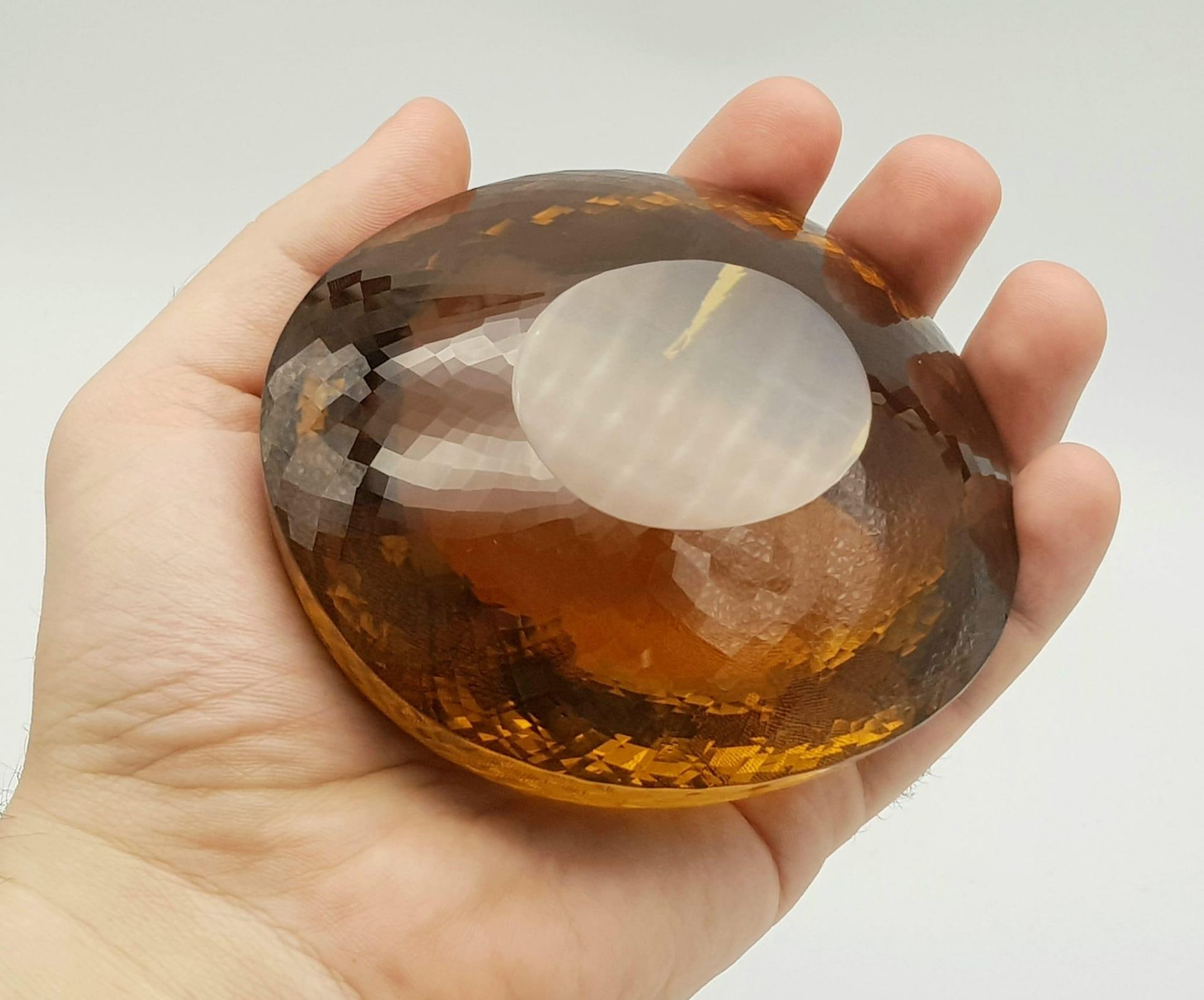 An Immense 3632ct Citrine Quartz Gemstone. Oval cut and beautifully faceted. 10 x 9cm. Comes with - Bild 10 aus 13